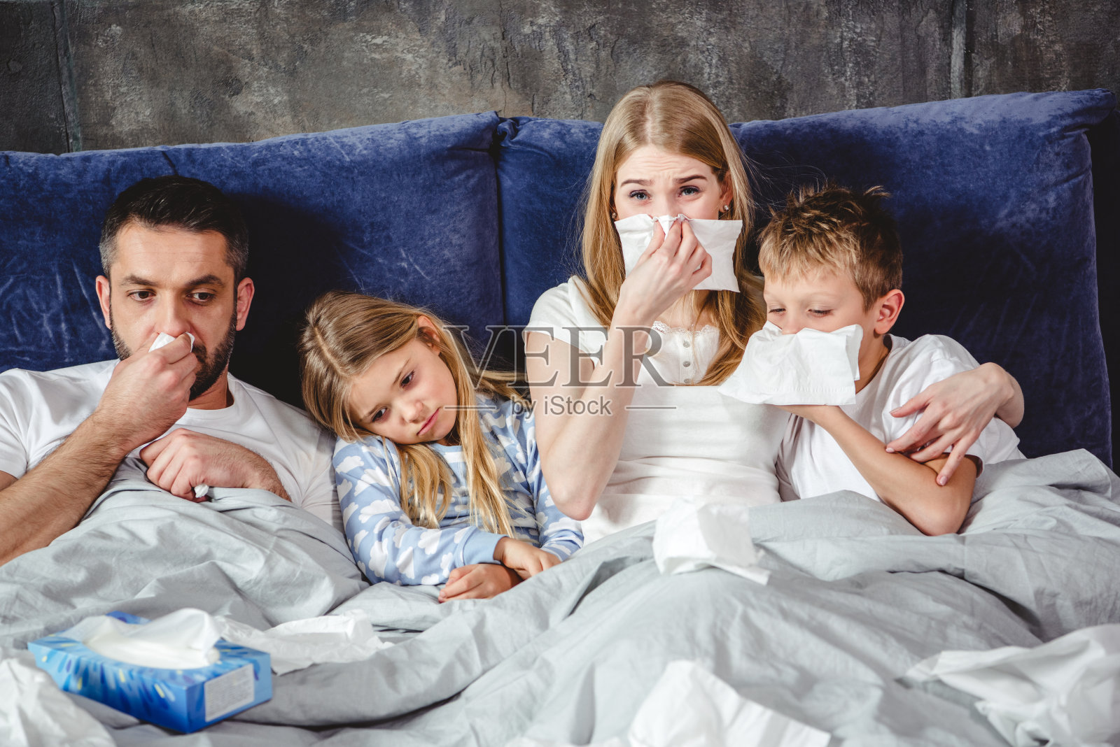 生病的家人在床上照片摄影图片
