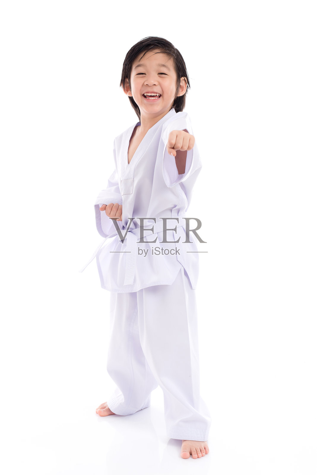 穿着白色和服的亚洲小孩照片摄影图片
