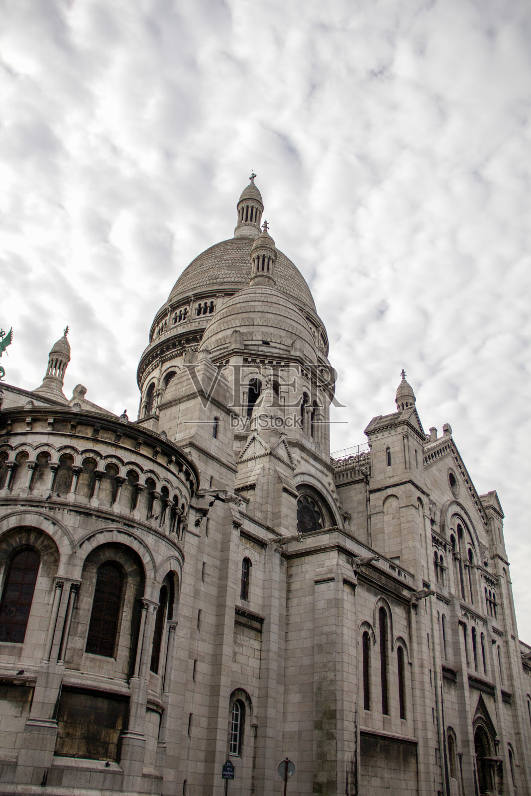 蓝天下的圣心大教堂，法国巴黎。照片摄影图片