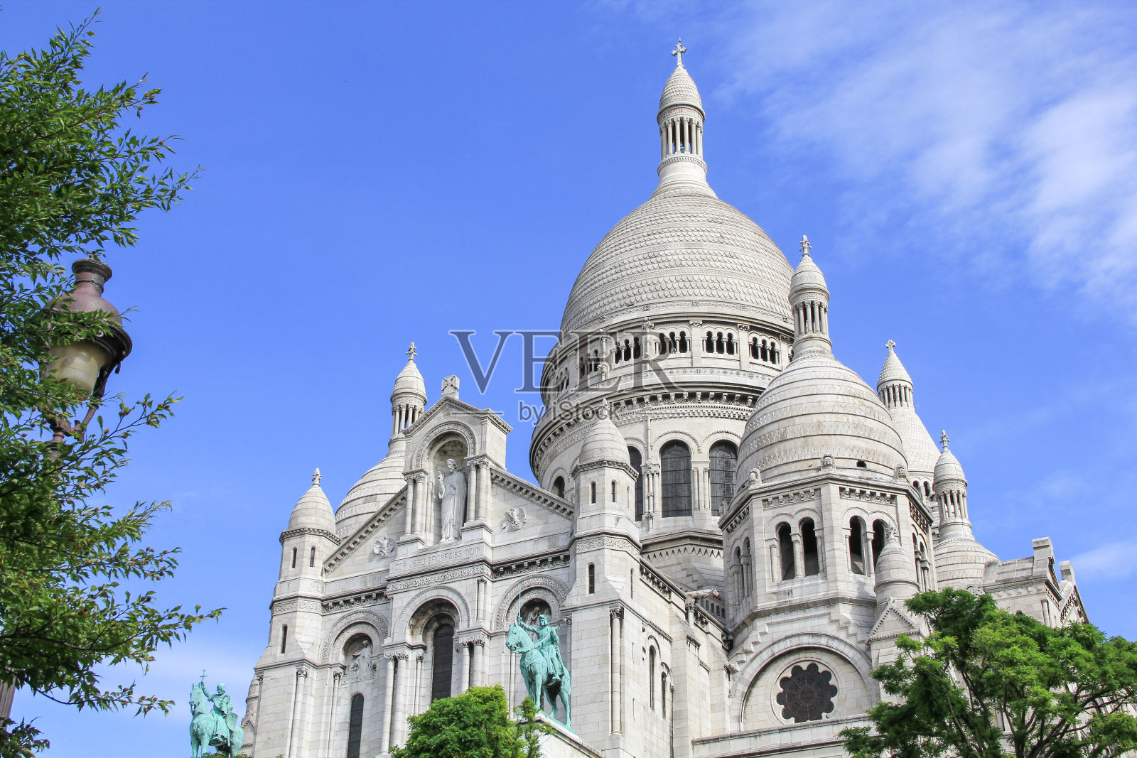 蓝天下著名的圣心大教堂，法国巴黎。照片摄影图片