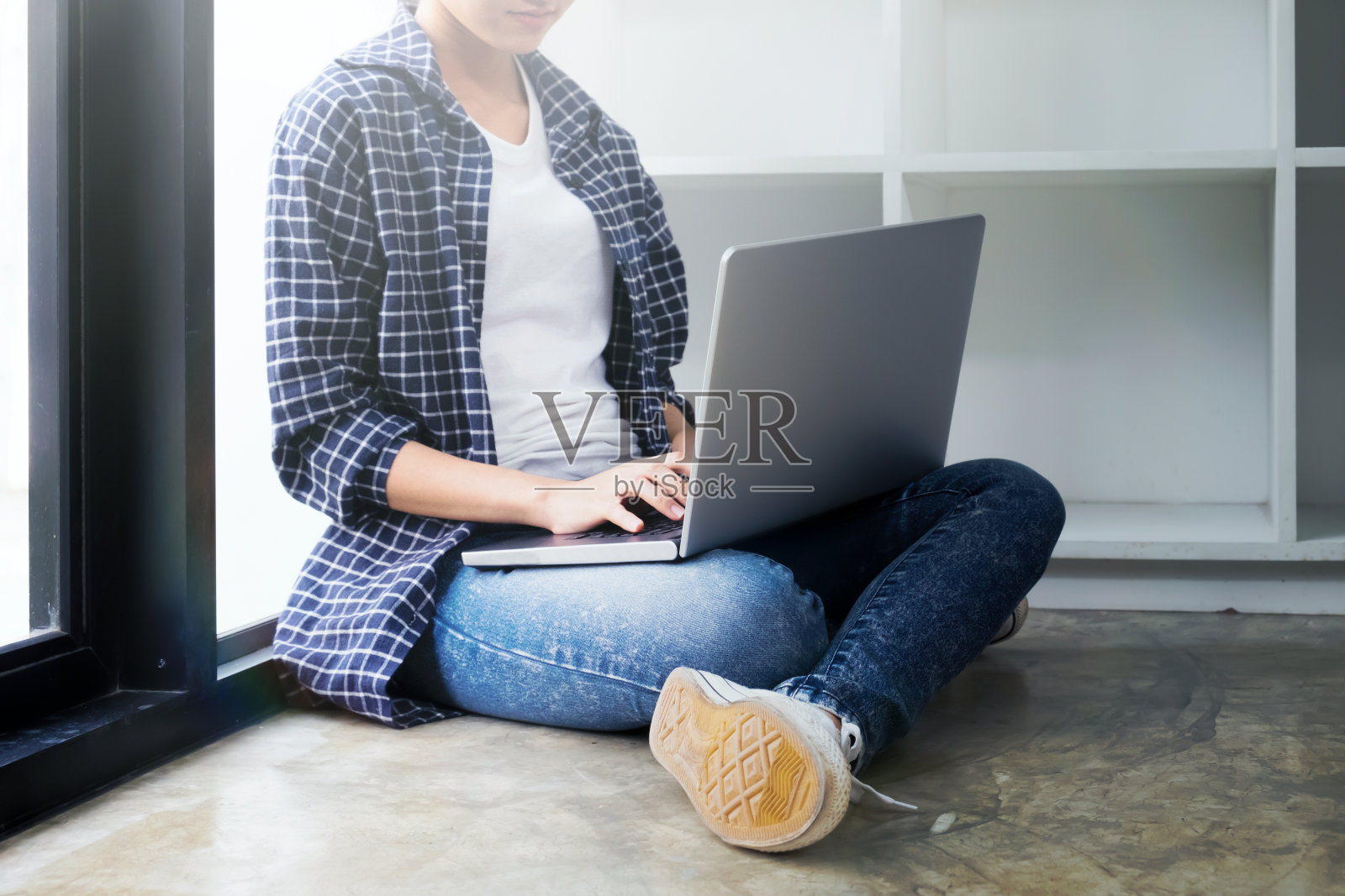 年轻女子使用电脑。照片摄影图片