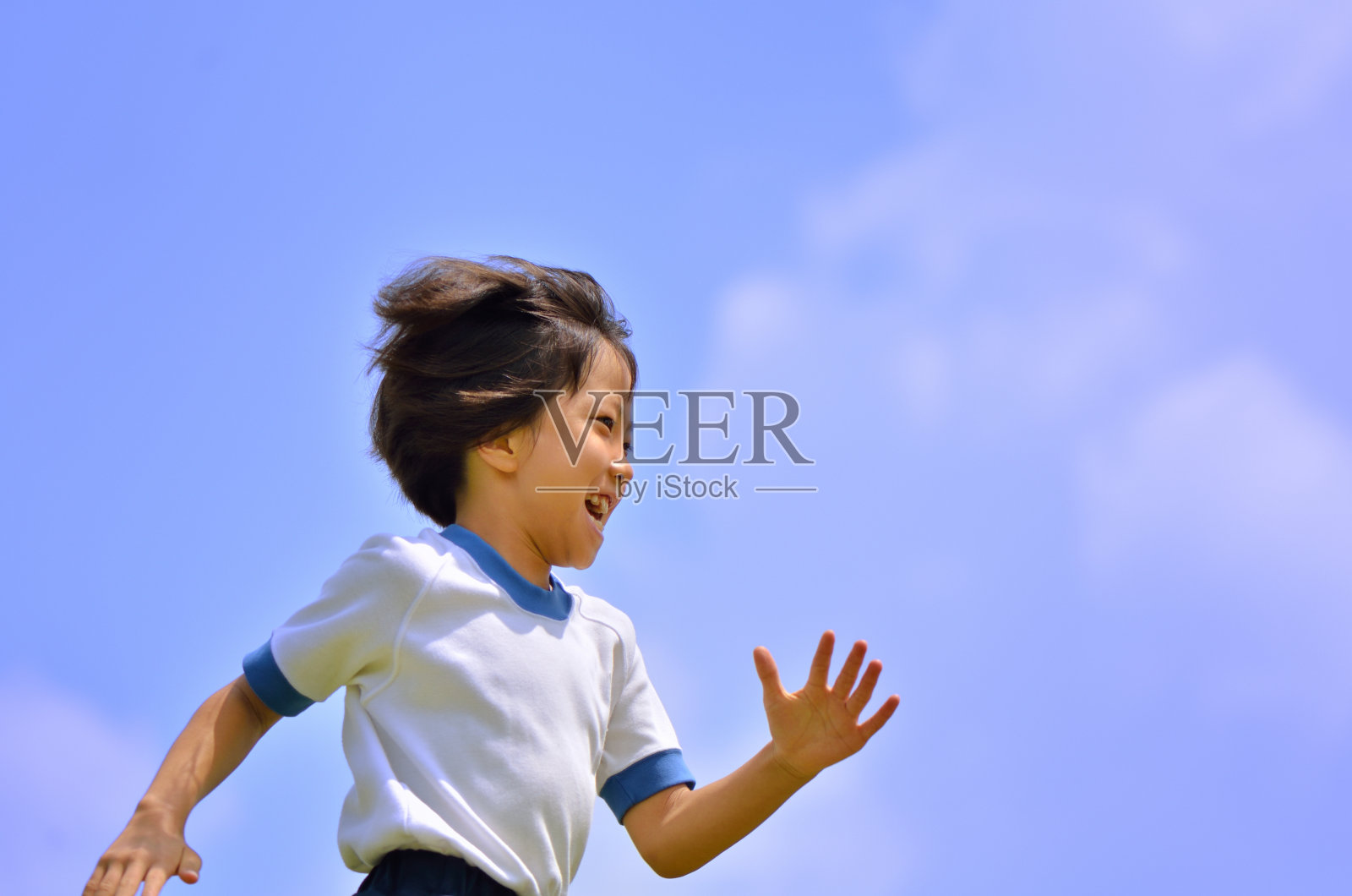 青空で走る女の子（体操服）照片摄影图片