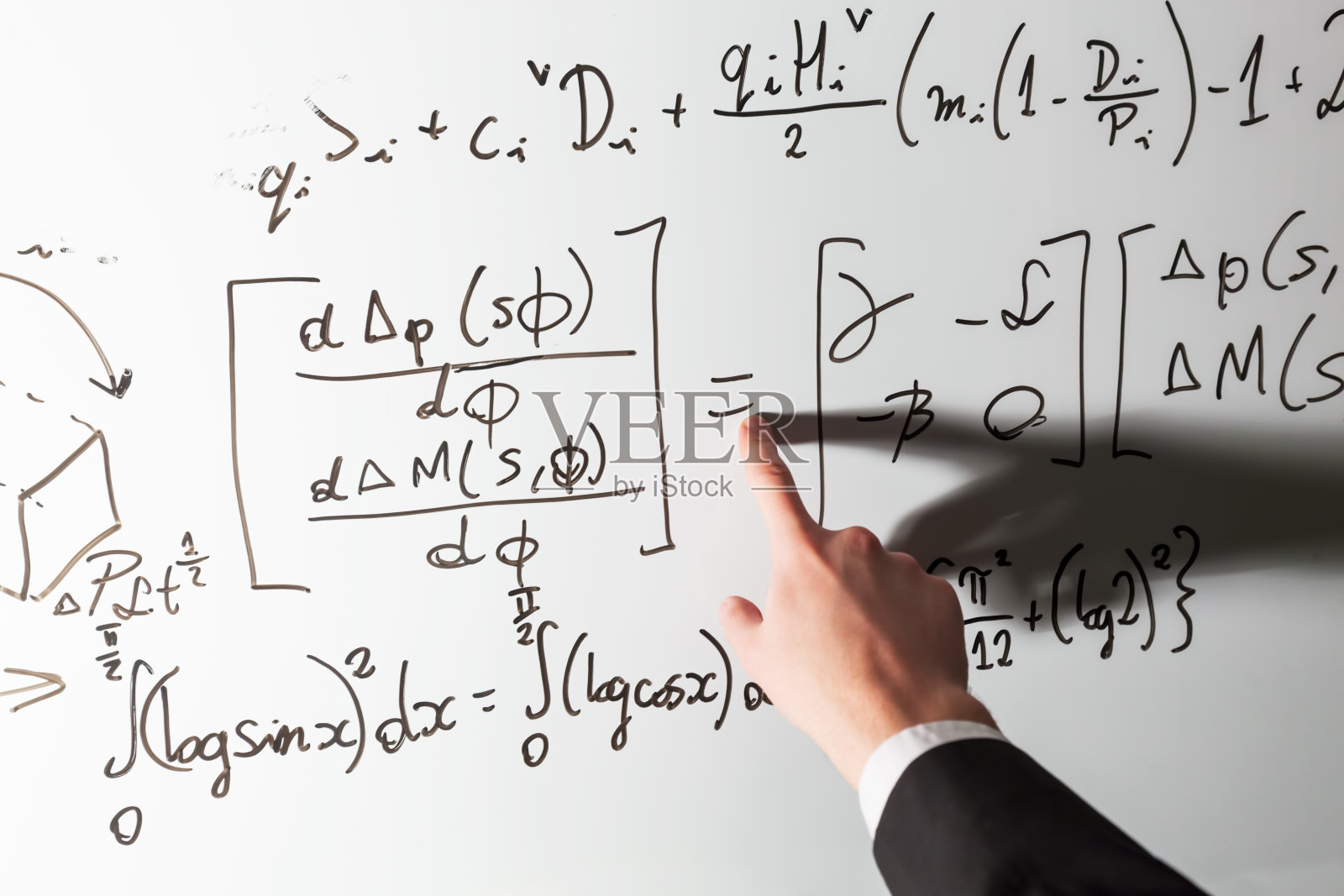 老师在白板上用手指指着等式数学符号。数学和科学照片摄影图片