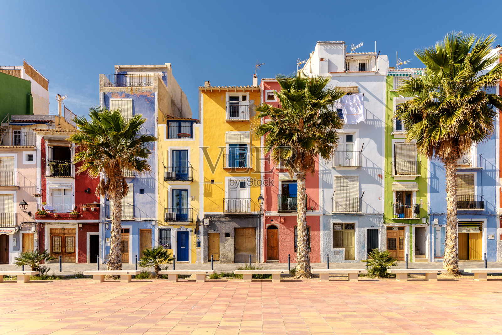 西班牙南部地中海Villajoyosa色彩斑斓的海滩住宅照片摄影图片