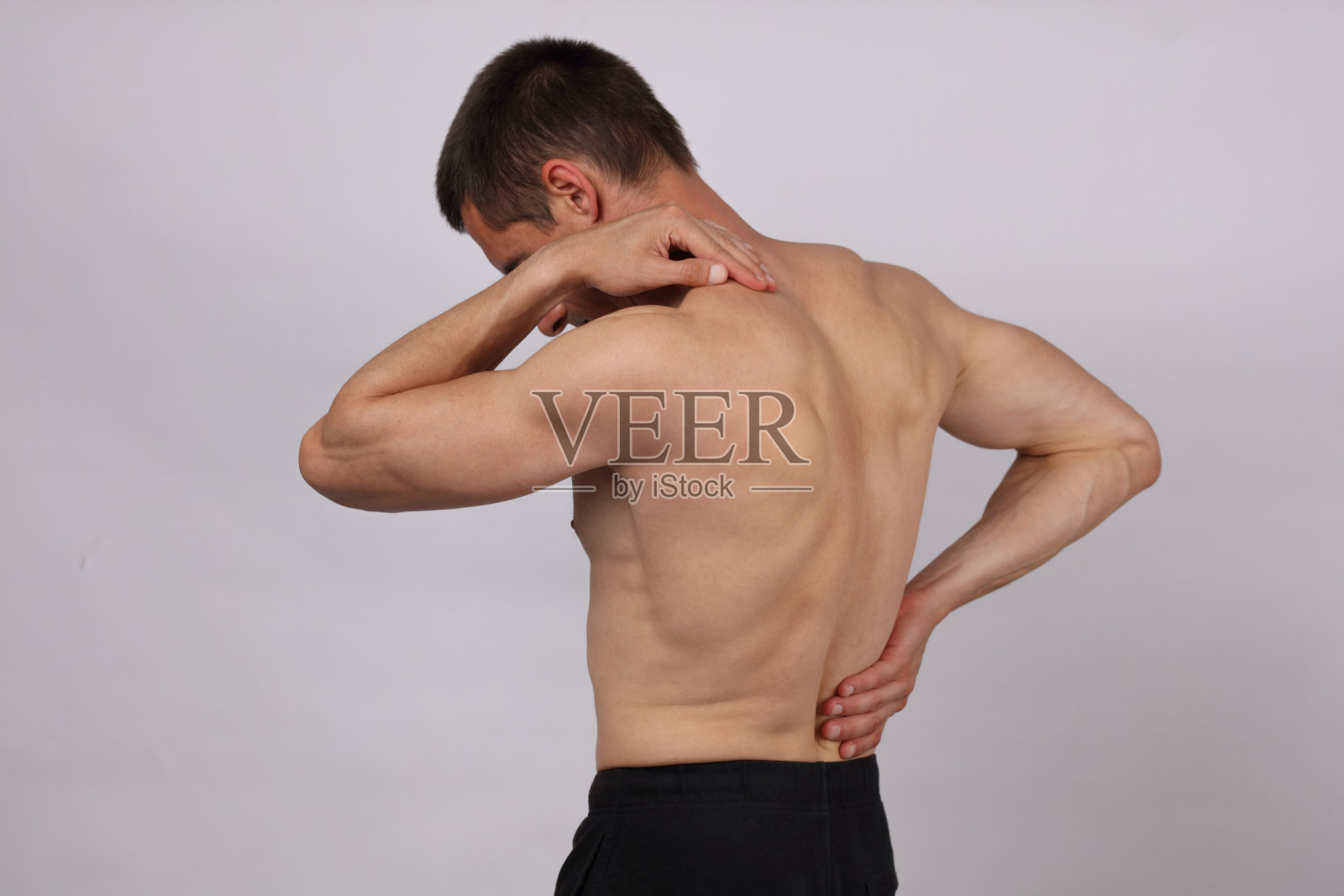 男人遭受背部和颈部疼痛。缓解疼痛，捏脊概念。体育运动损伤照片摄影图片