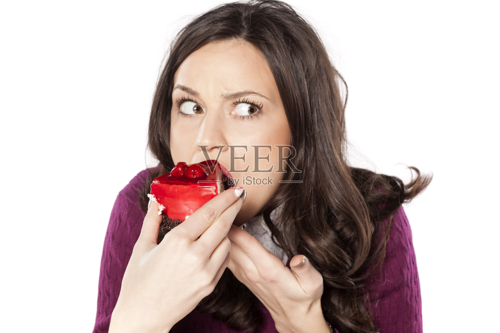 一个吃着草莓蛋糕的女人，一副有罪的样子照片摄影图片