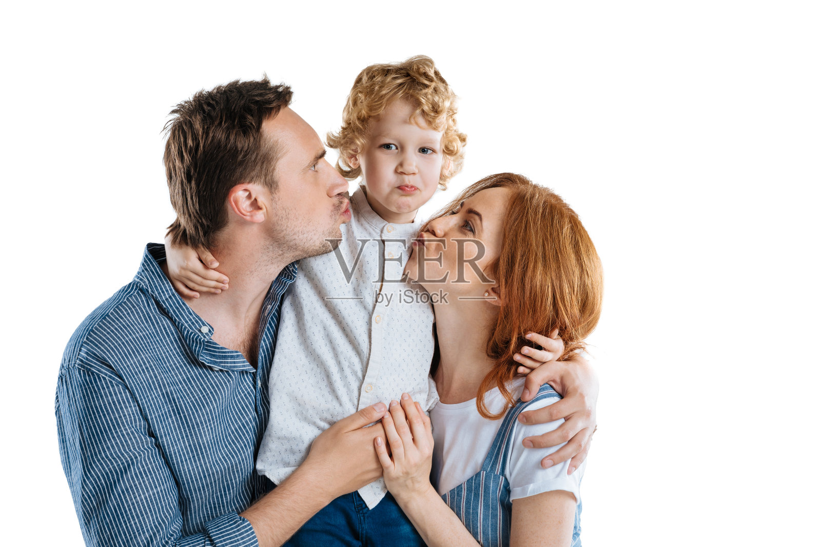 快乐的父母能够亲吻可爱的小白子照片摄影图片