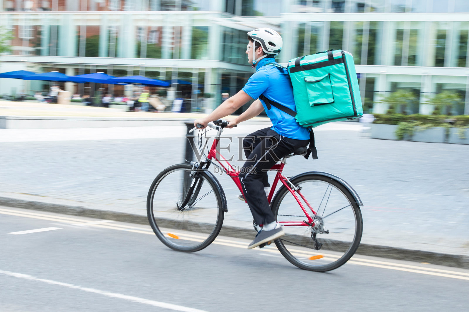 自行车快递在城市里送食物照片摄影图片