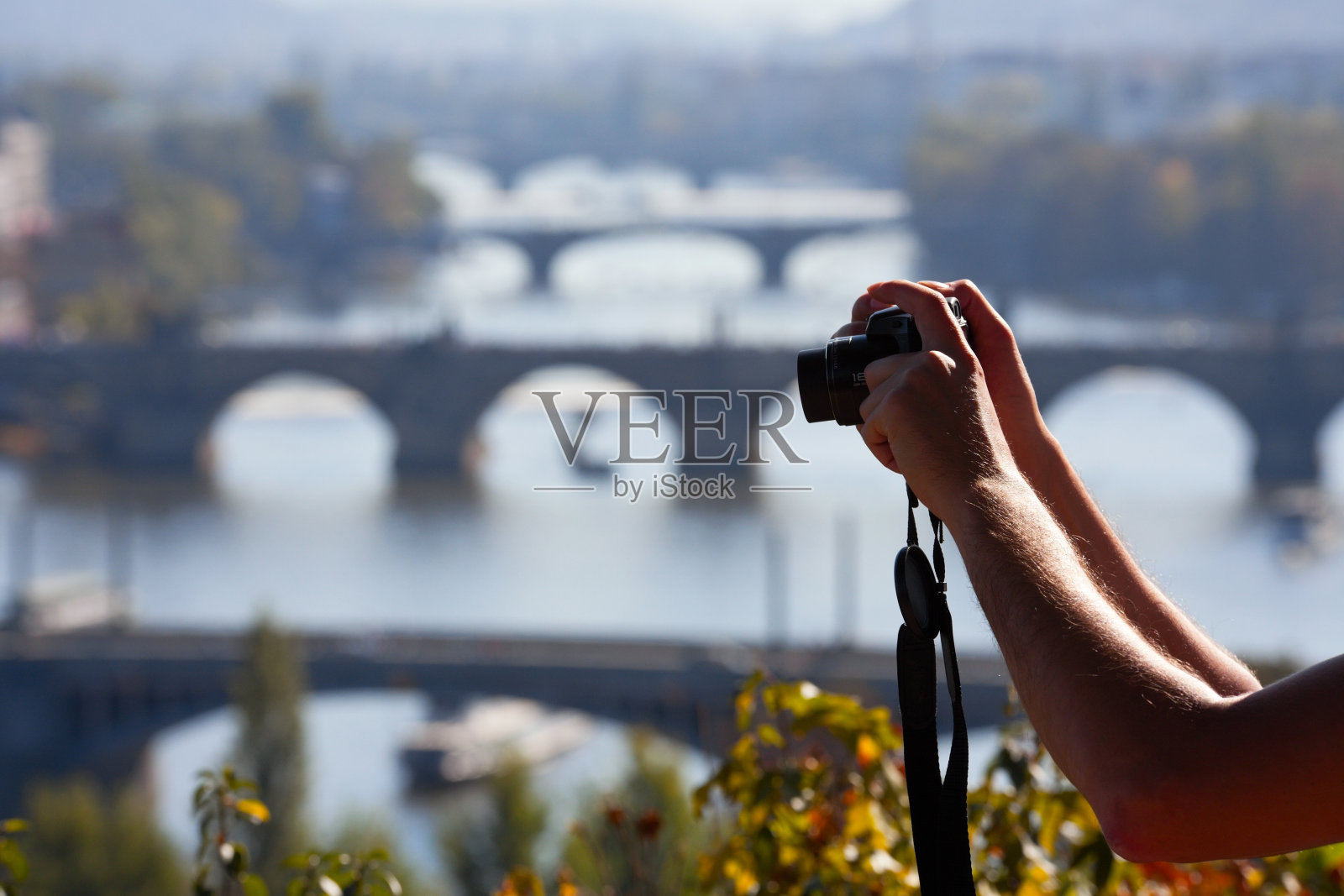 拍摄查尔斯桥和伏尔塔瓦河照片摄影图片