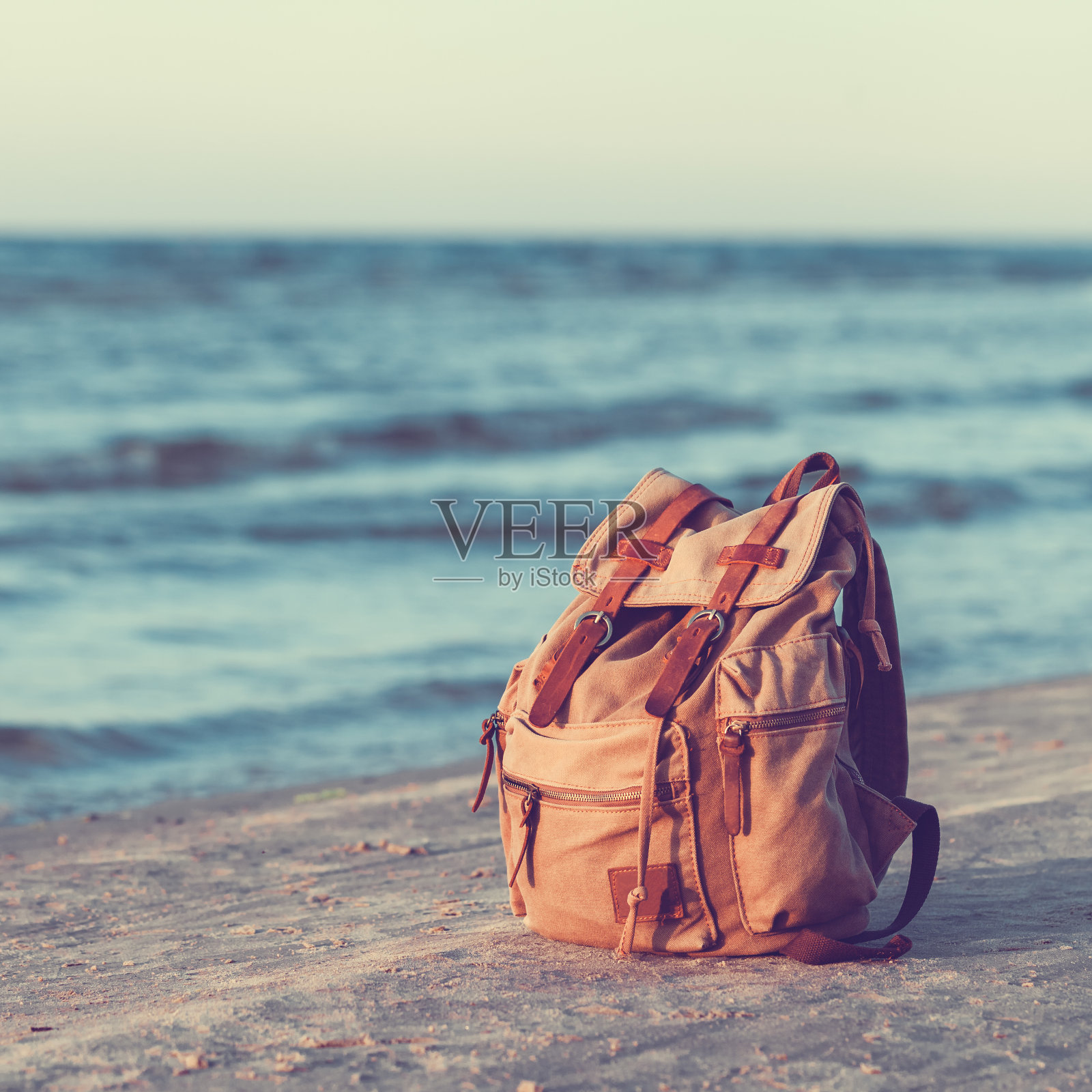 海滩旅行背包。照片摄影图片