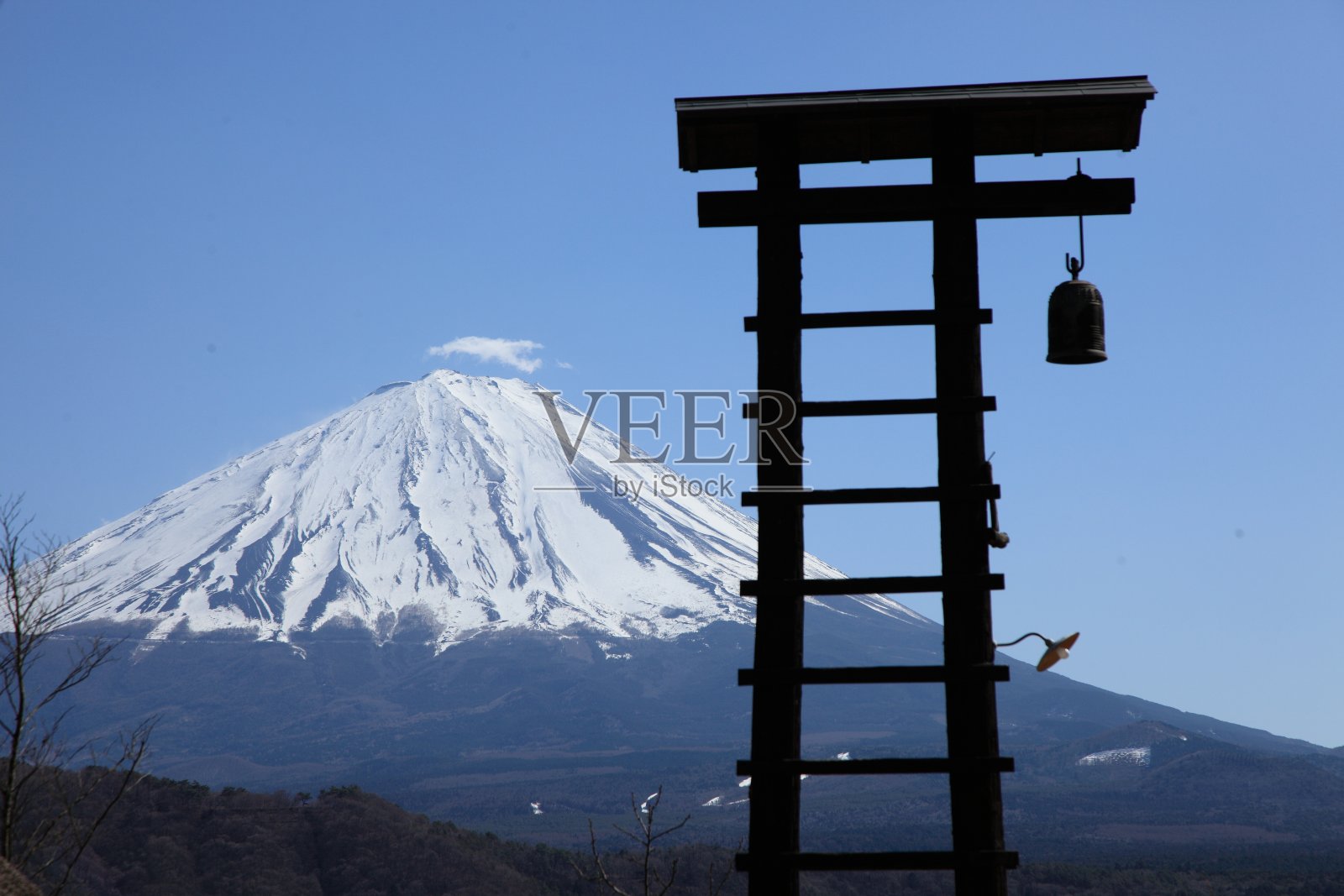 从斋子屋野佐藤嫩叶看富士山照片摄影图片