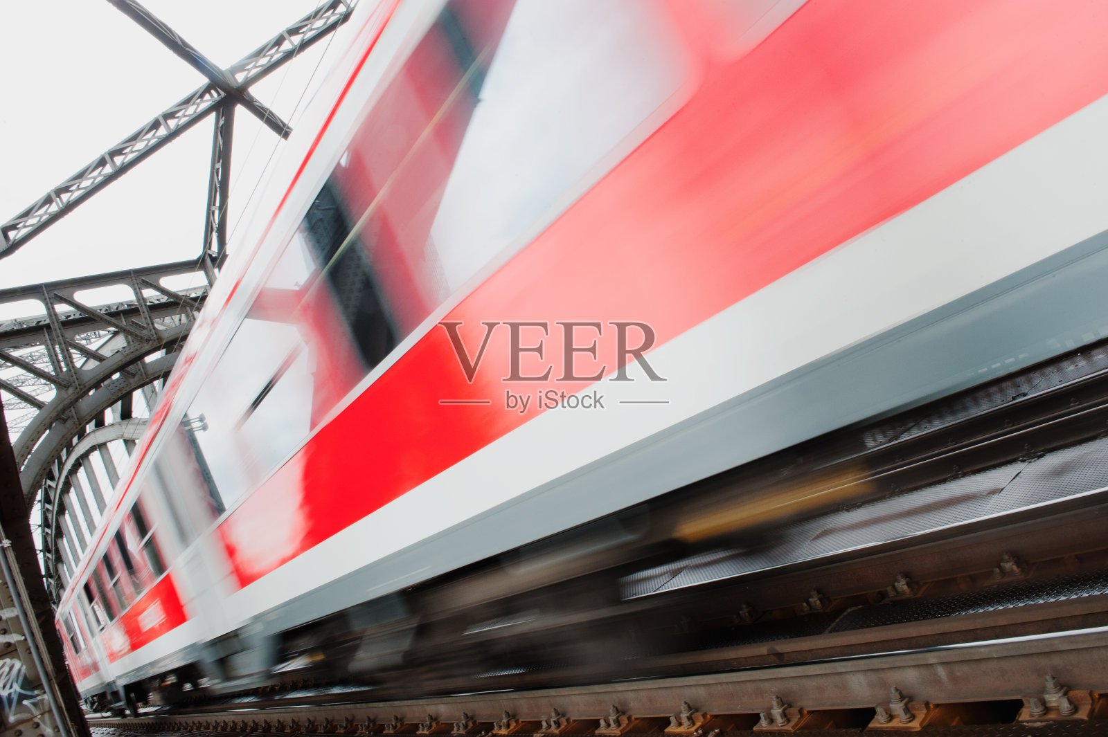 运动模糊的现代高速列车照片摄影图片