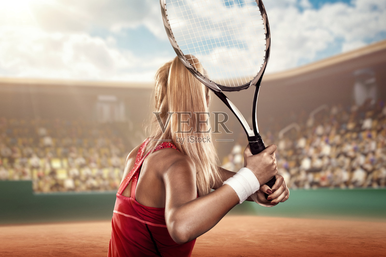 一个女网球运动员在行动中的后视图照片摄影图片