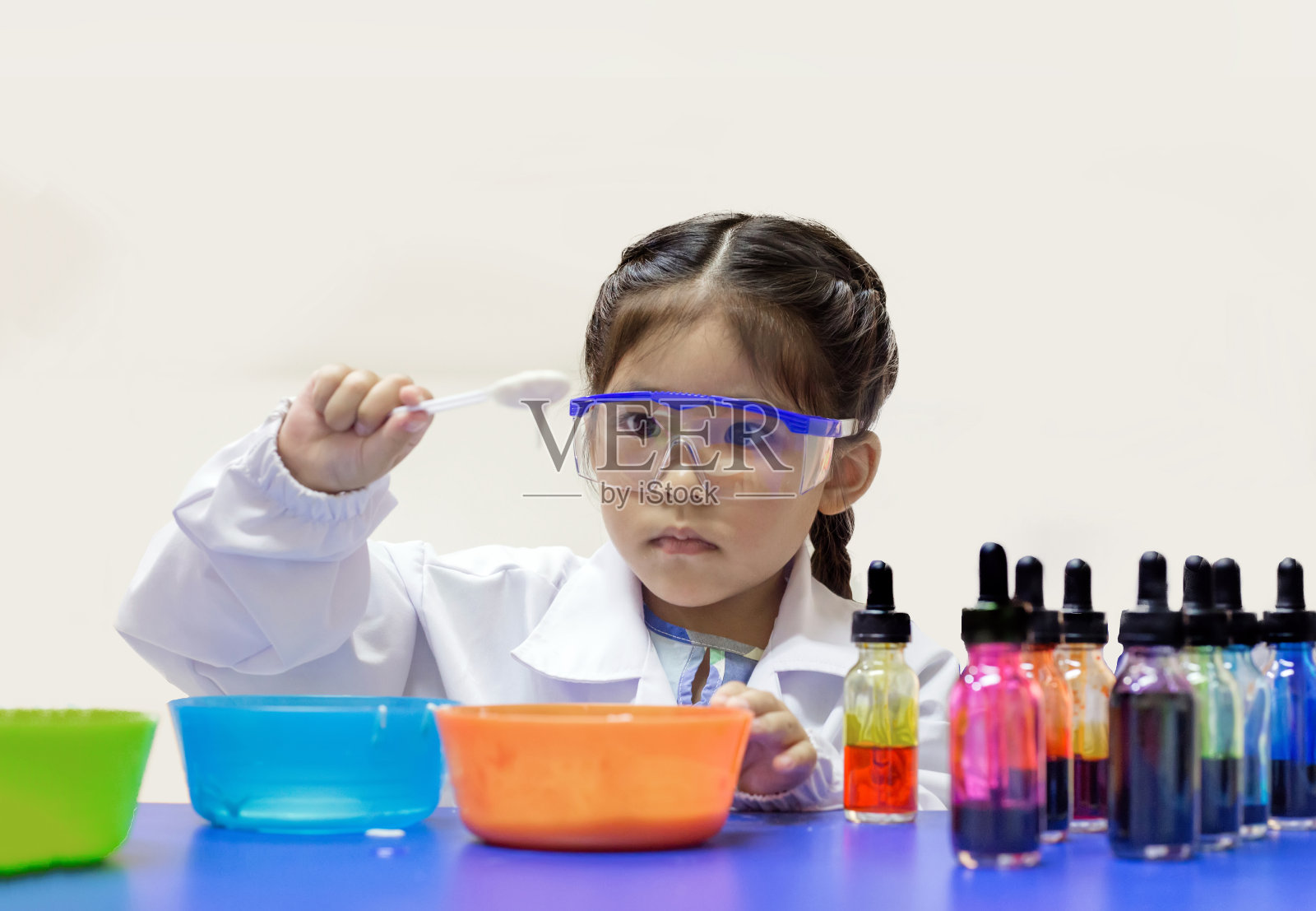 亚洲女孩科学化学玩和学习照片摄影图片