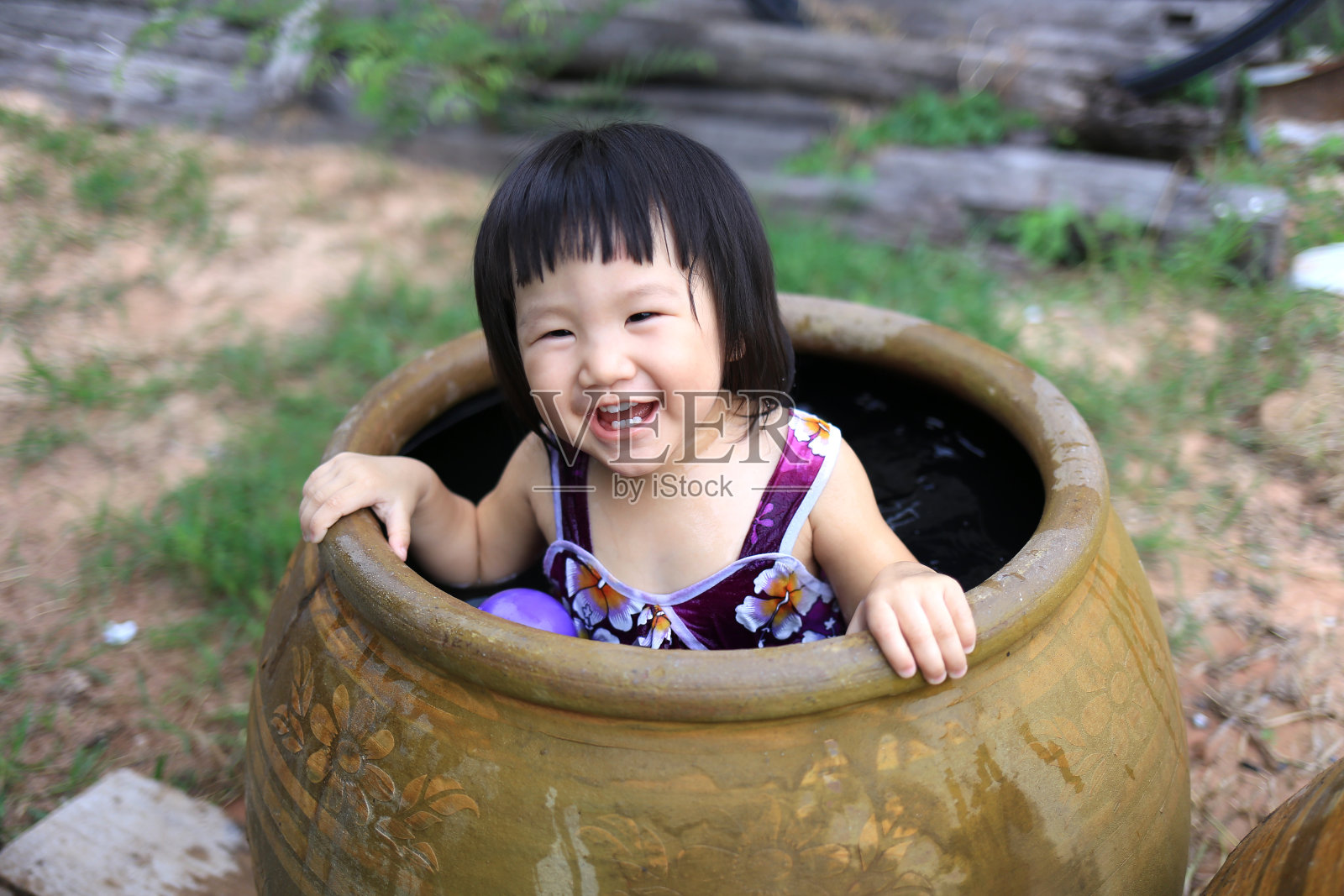 亚洲宝宝洗澡照片摄影图片
