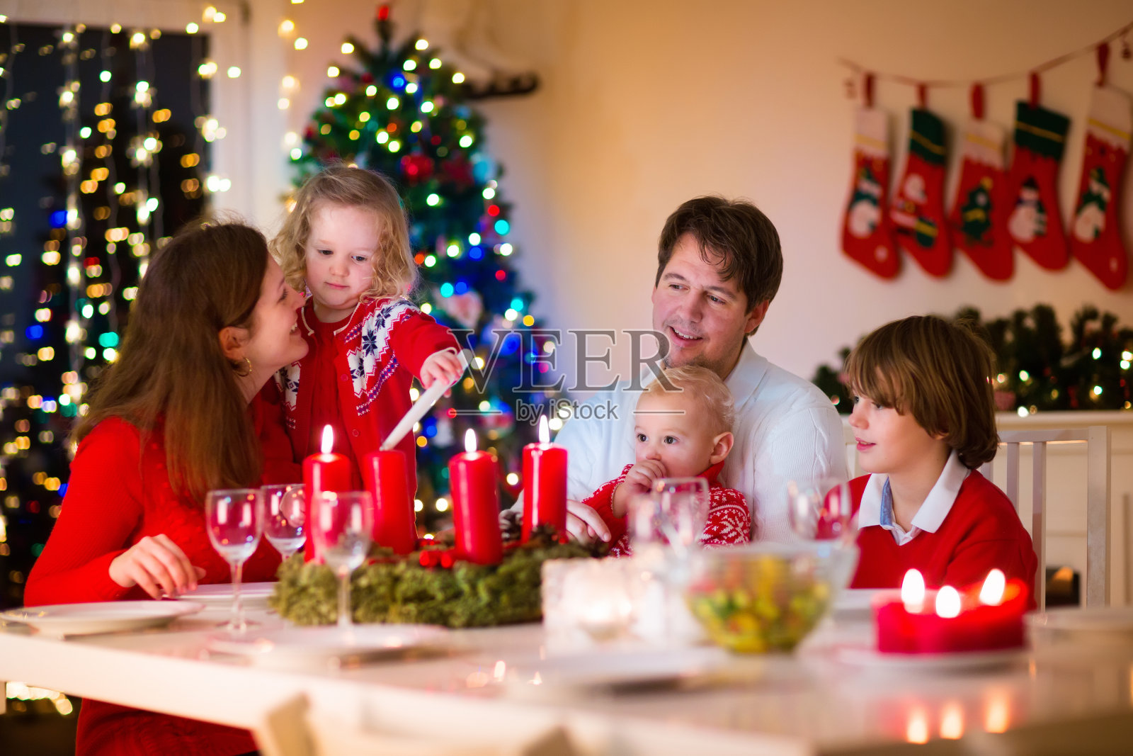家人带着孩子在家吃圣诞晚餐照片摄影图片