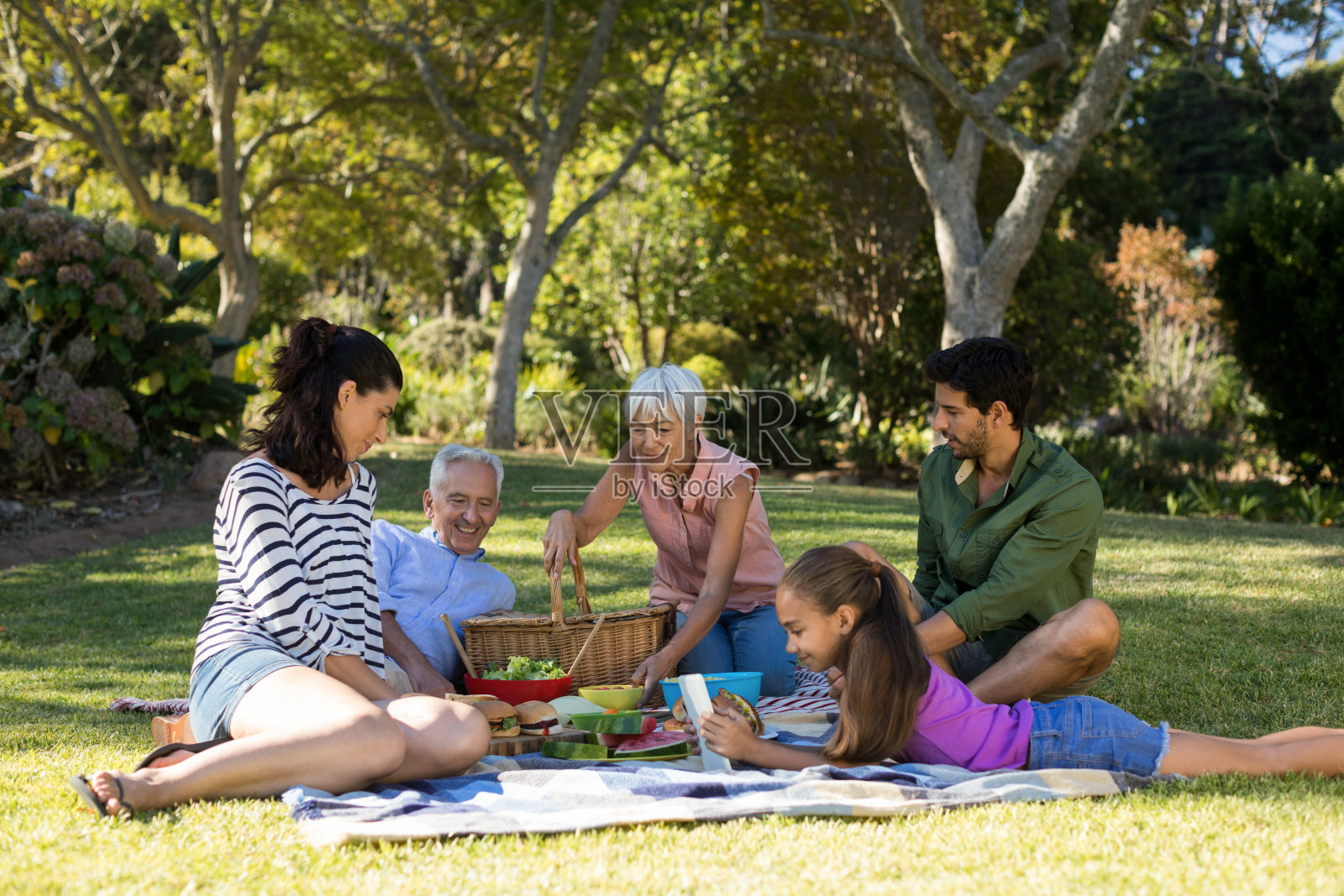 快乐的家庭在公园野餐照片摄影图片