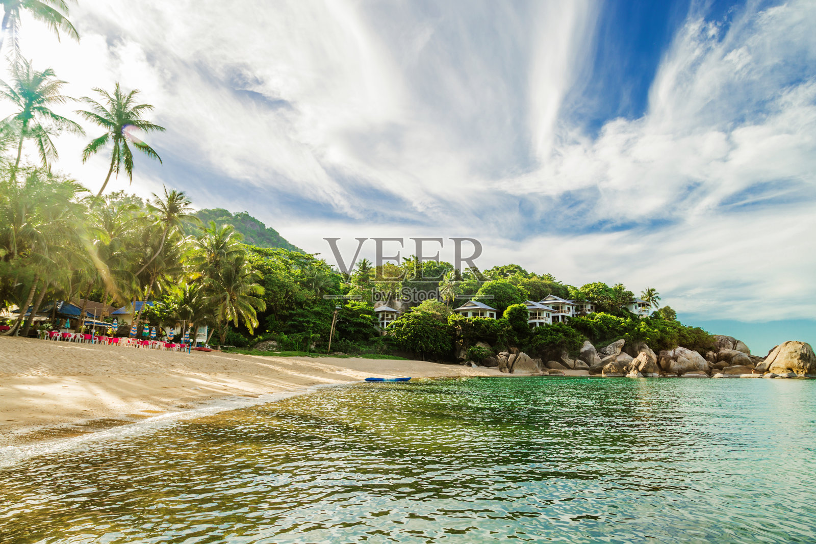 泰国苏梅岛的热带海洋和蓝天，海滩上美丽的石头。珊瑚湾、泰国照片摄影图片