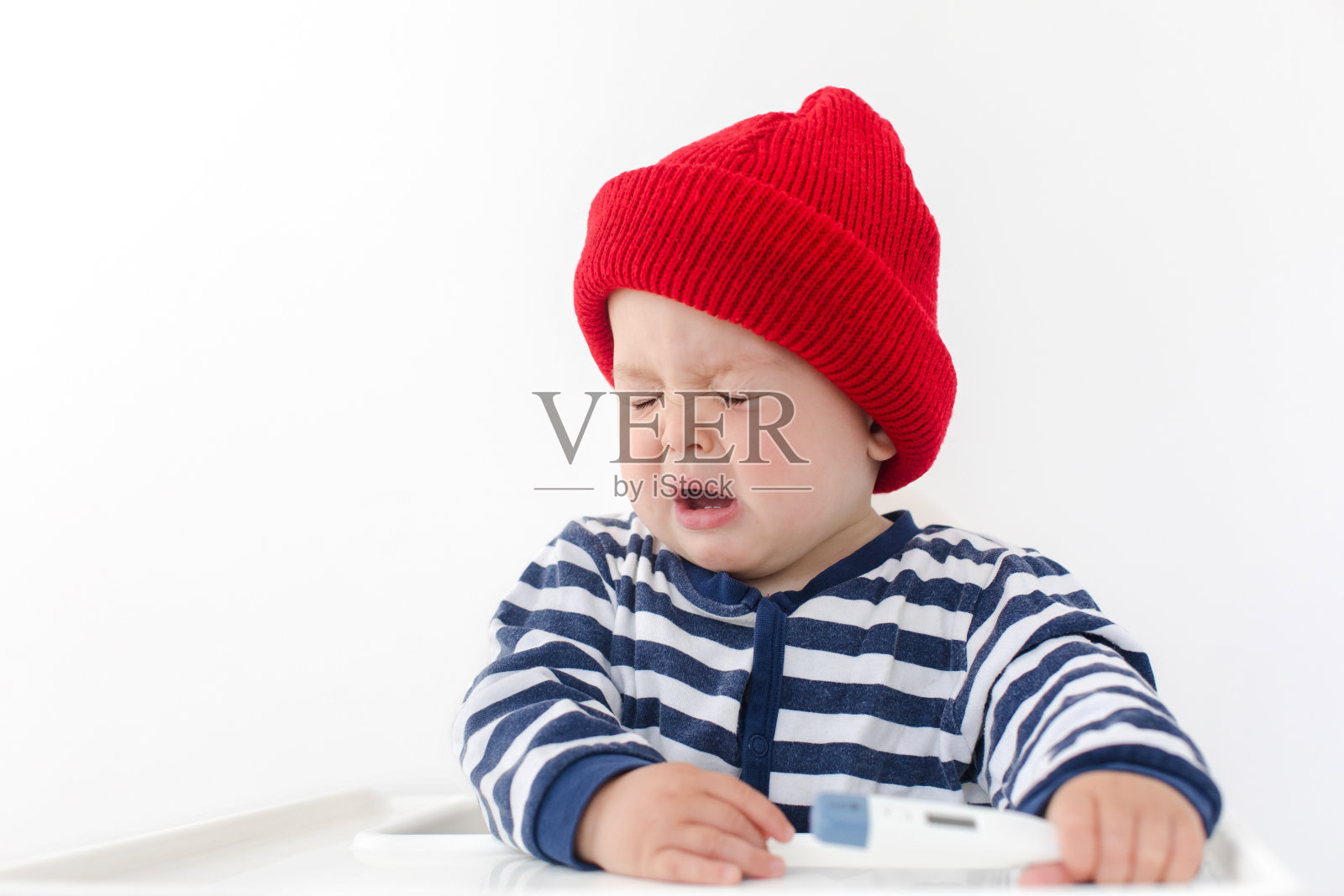婴儿用体温计打喷嚏照片摄影图片