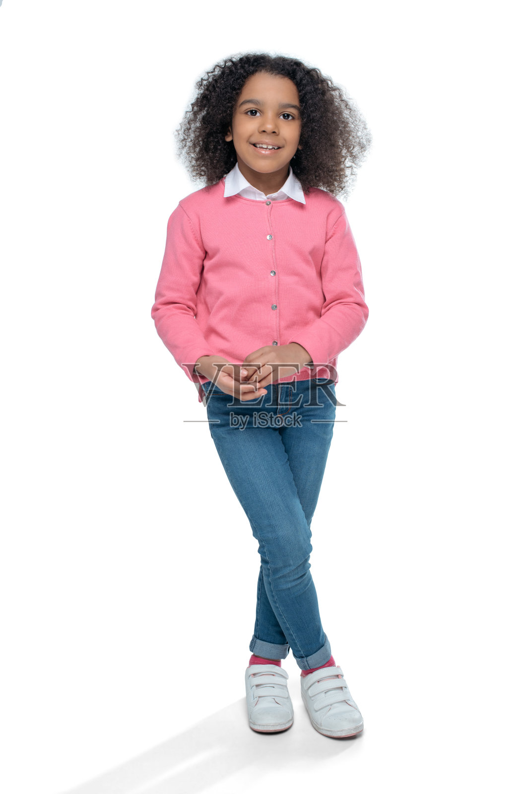 小微笑的非洲裔美国女孩摆姿势在粉红色开襟羊毛衫孤立在白色照片摄影图片