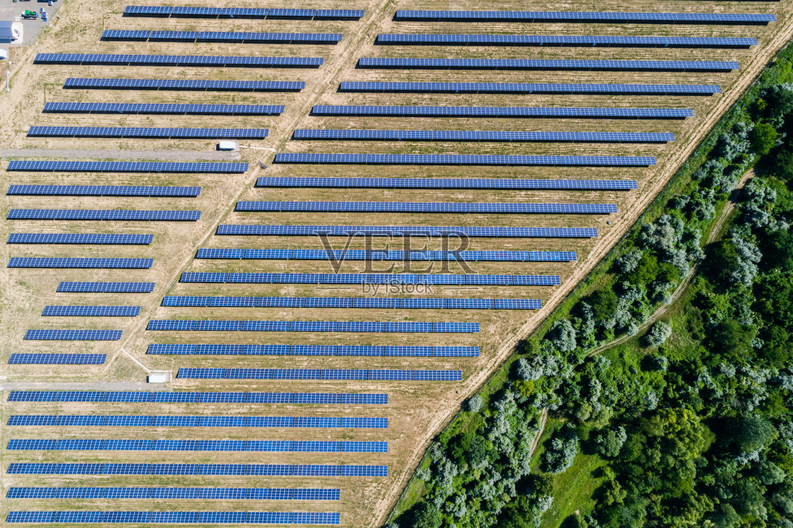 太阳能发电厂鸟瞰图照片摄影图片