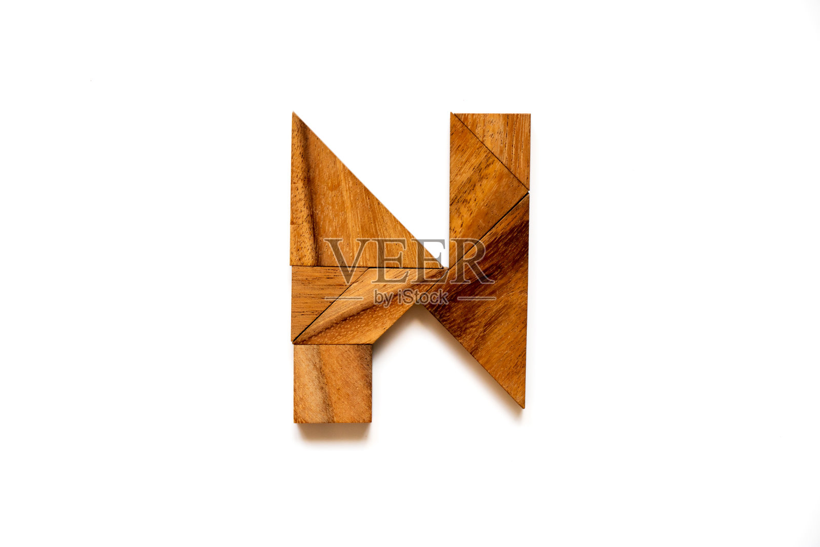 木制七字谜作为英语字母'N'形状的白色背景照片摄影图片