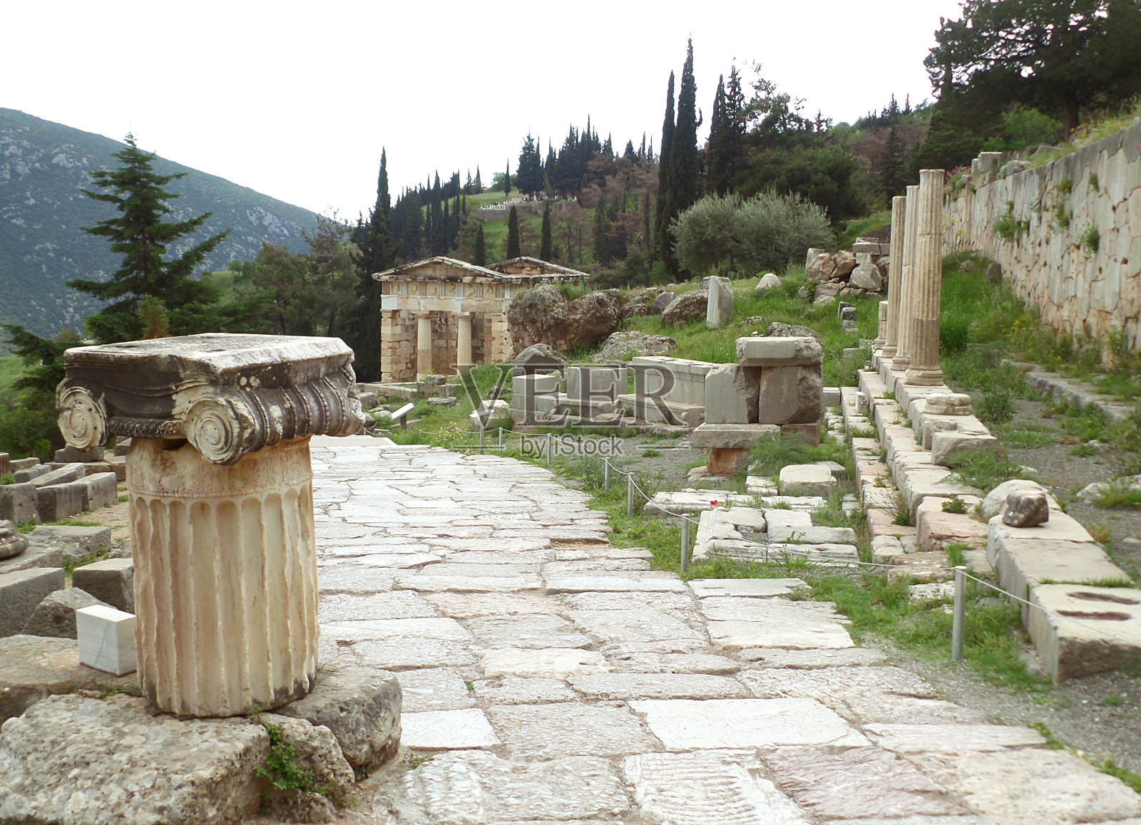 通往希腊特尔斐考古遗址雅典人宝库的神圣之路照片摄影图片