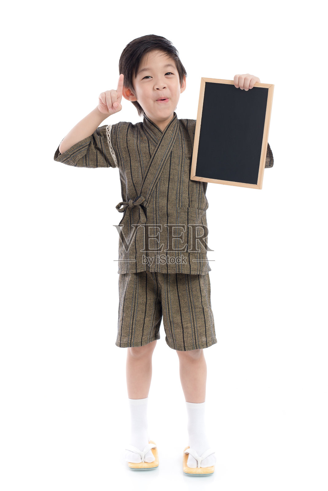 可爱的亚洲男孩在和服拿着黑板在白色的背景照片摄影图片