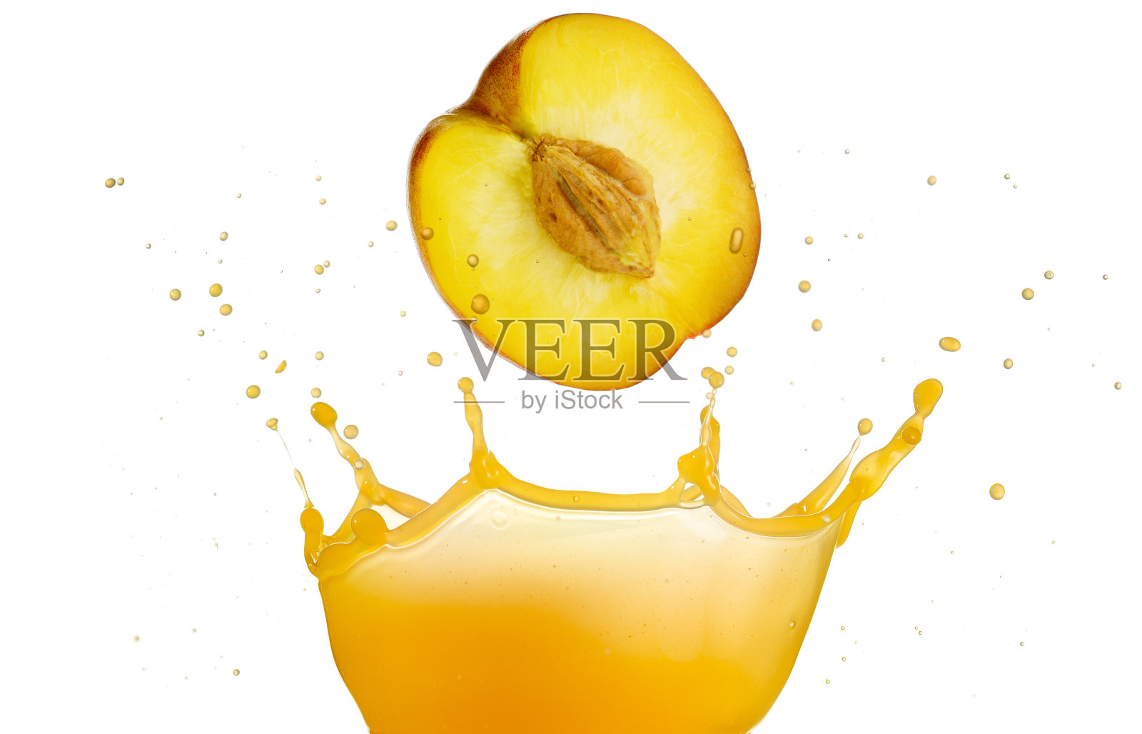 一半桃子掉进橙汁里照片摄影图片