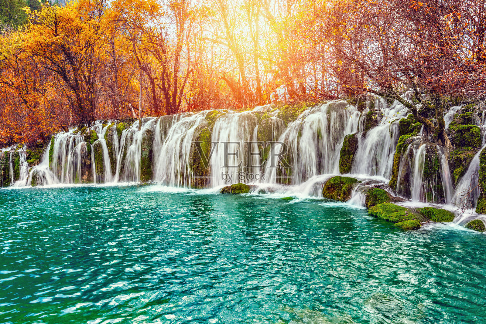 秋天的瀑布和纯净的水。照片摄影图片