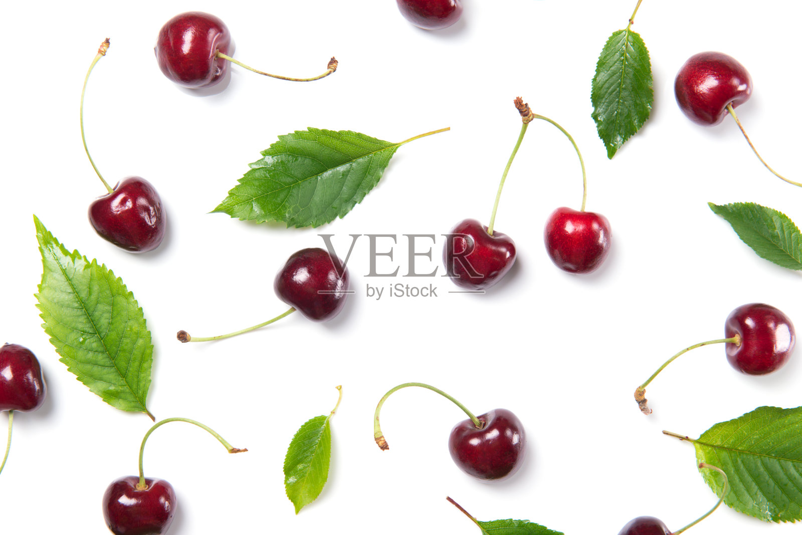 成熟的樱桃浆果和樱桃叶图案孤立在白色背景，俯视图照片摄影图片