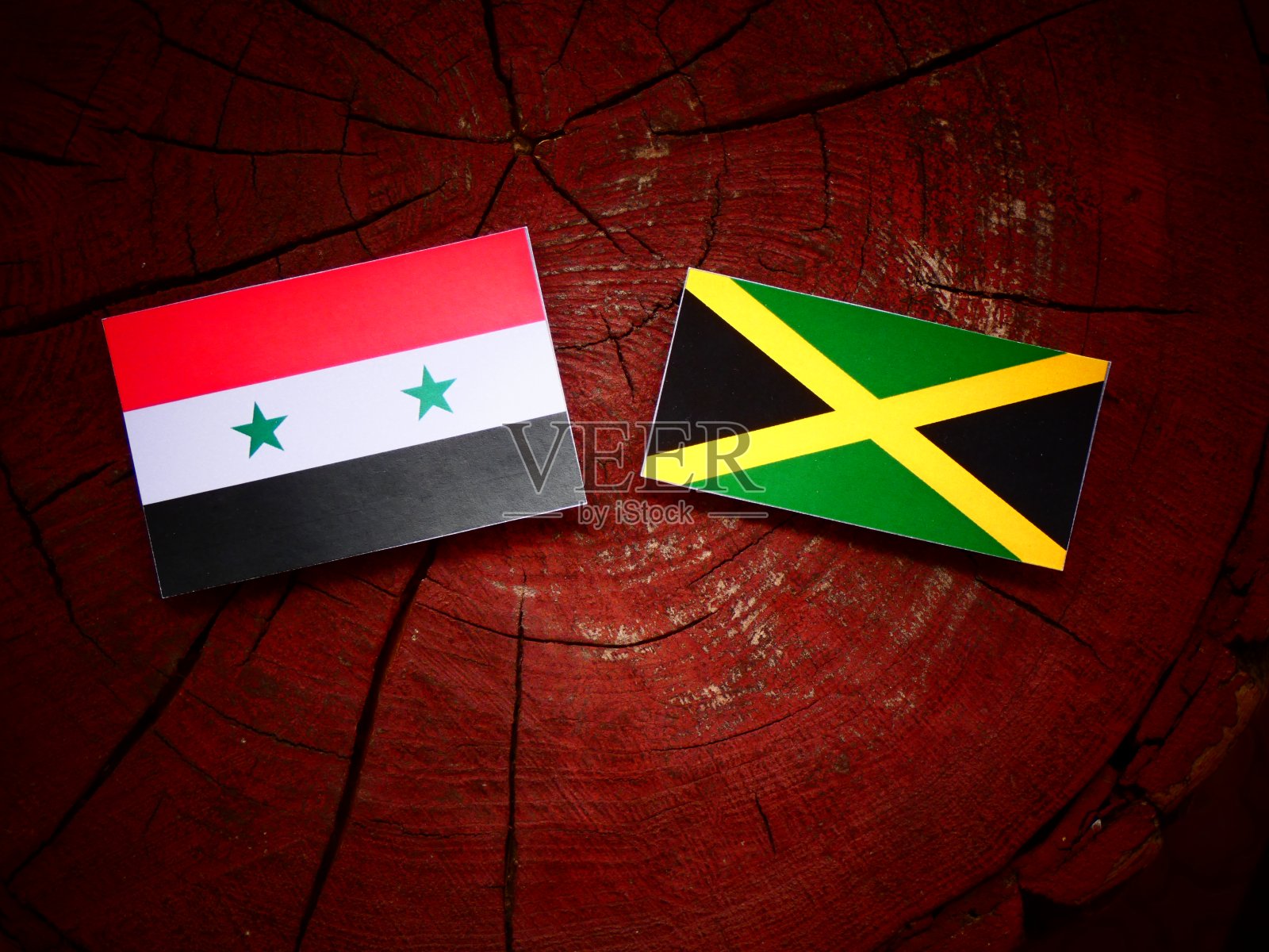 叙利亚国旗和牙买加国旗在一个树桩孤立照片摄影图片