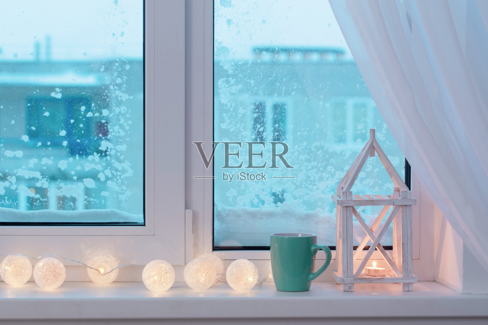 冬天用蜡烛和花环装饰照片摄影图片