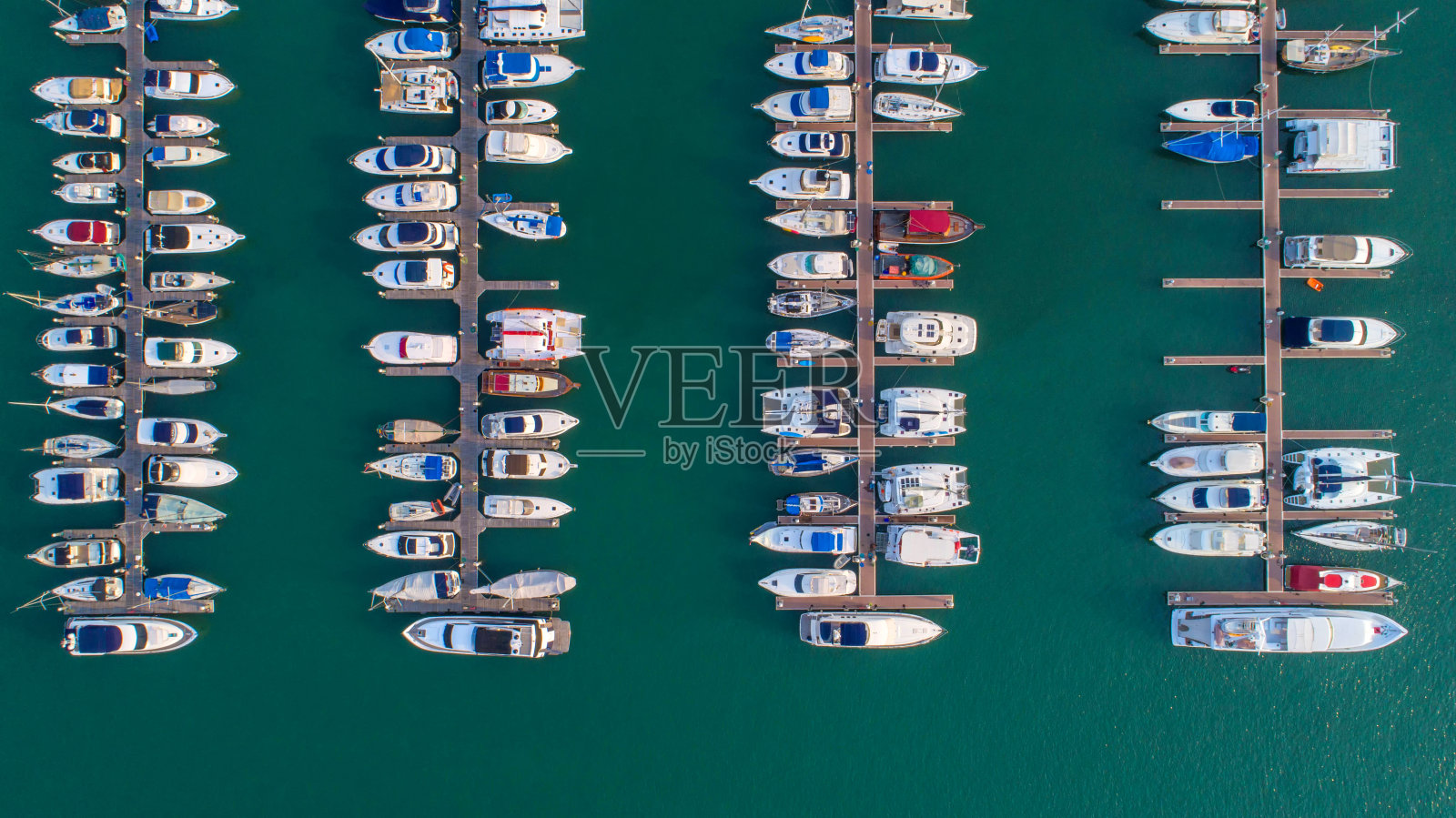 码头快艇。码头。这里通常是海滩上最受欢迎的旅游景点。游艇和帆船停泊在码头上。无人机鸟瞰图。前视图。照片摄影图片