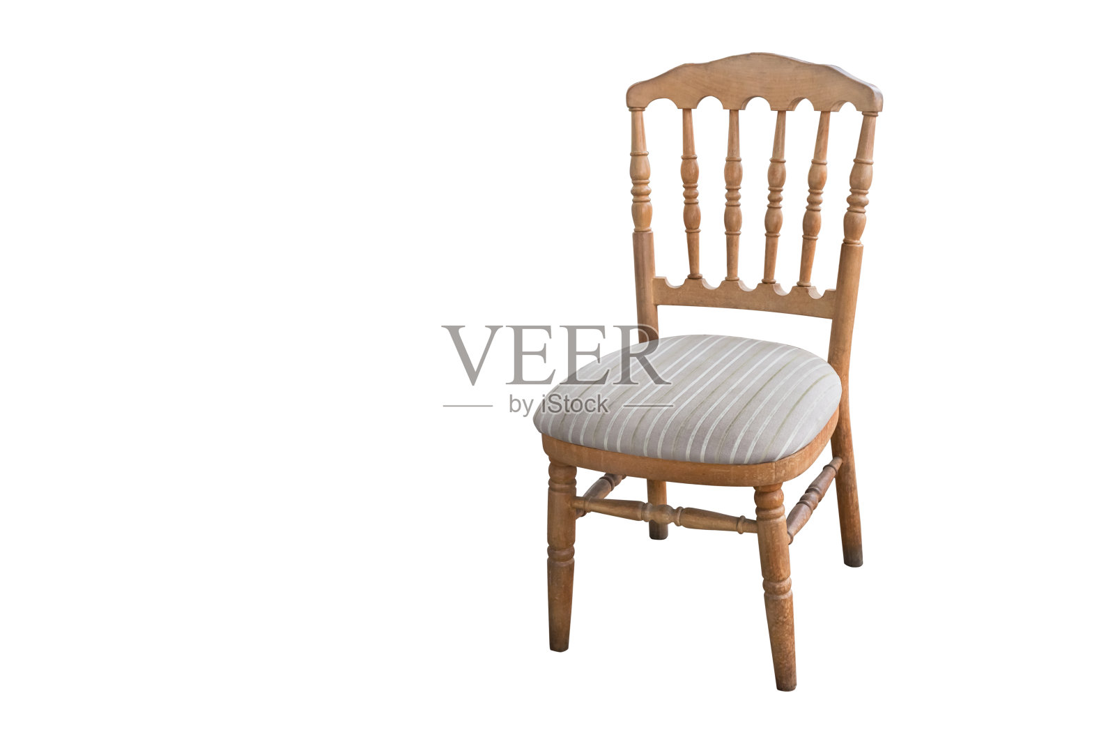 老式的木雕木椅，在白色的背景上与修剪路径隔离。照片摄影图片