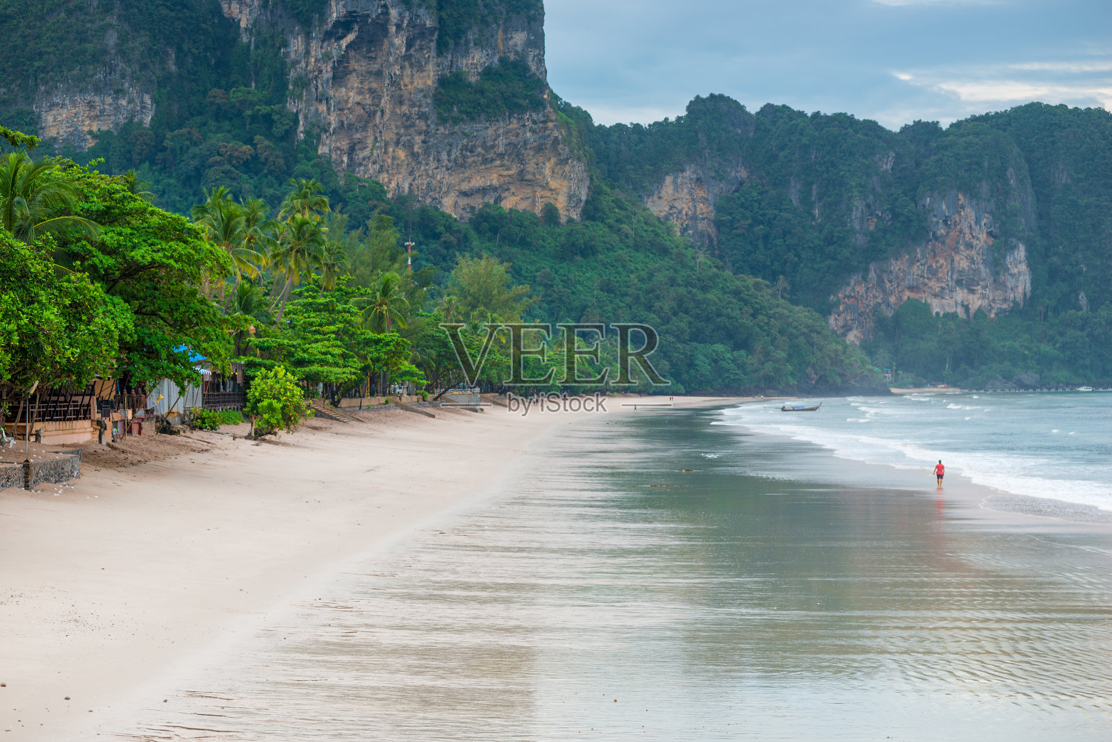 泰国甲米昂昂退潮滩的狭长海滩照片摄影图片
