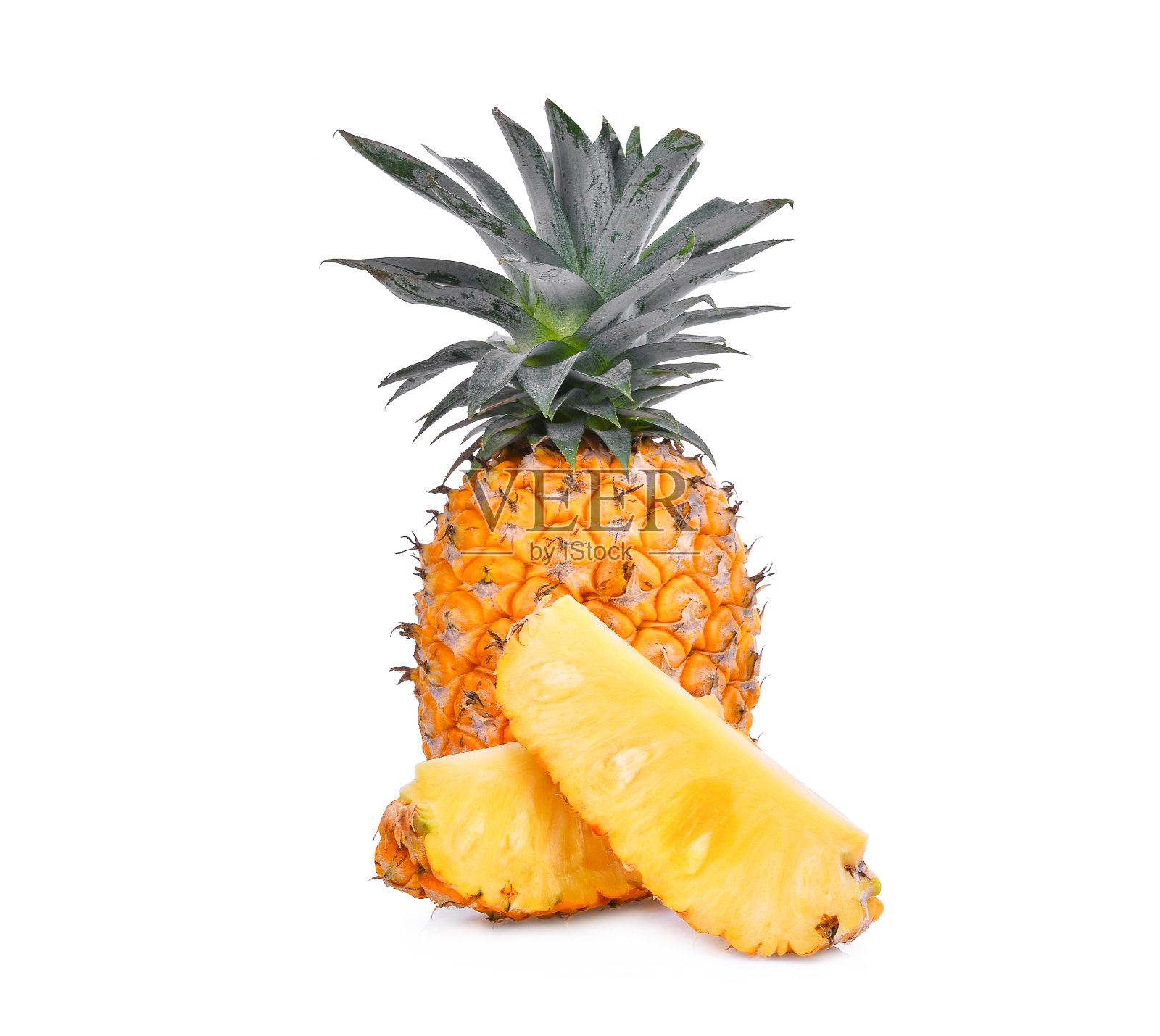成熟的整个和切片菠萝孤立在白色背景上照片摄影图片