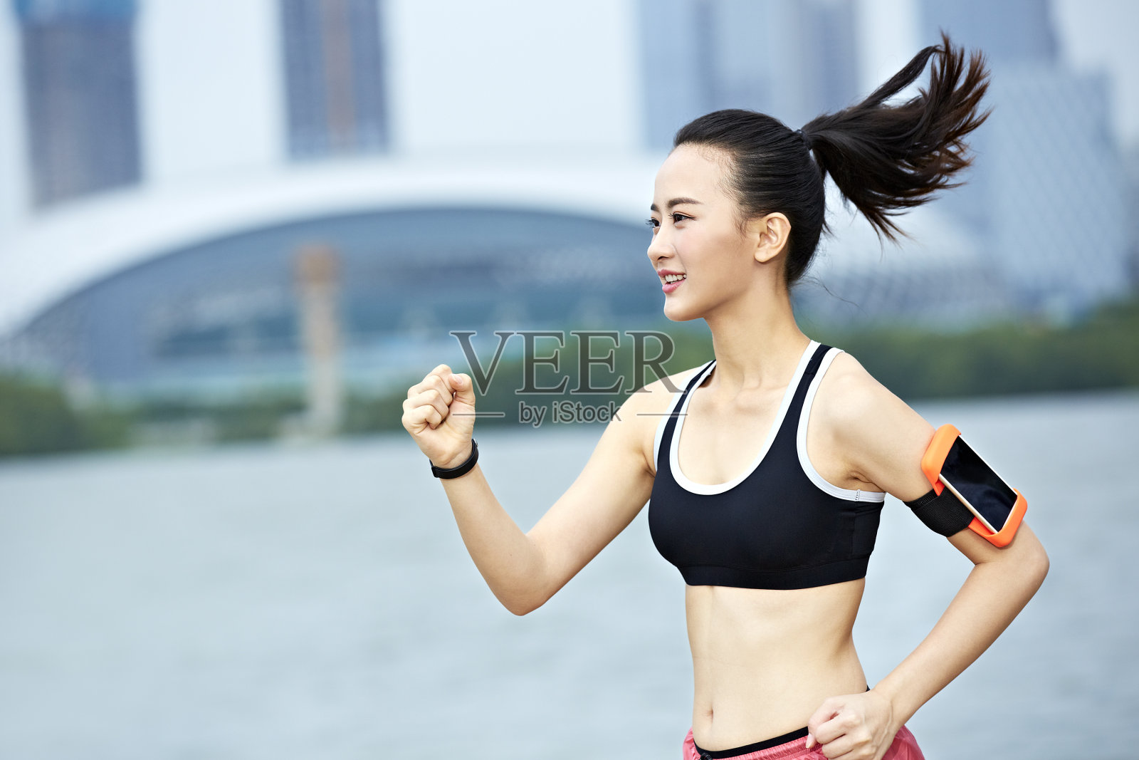 年轻的亚洲女人在户外跑步照片摄影图片