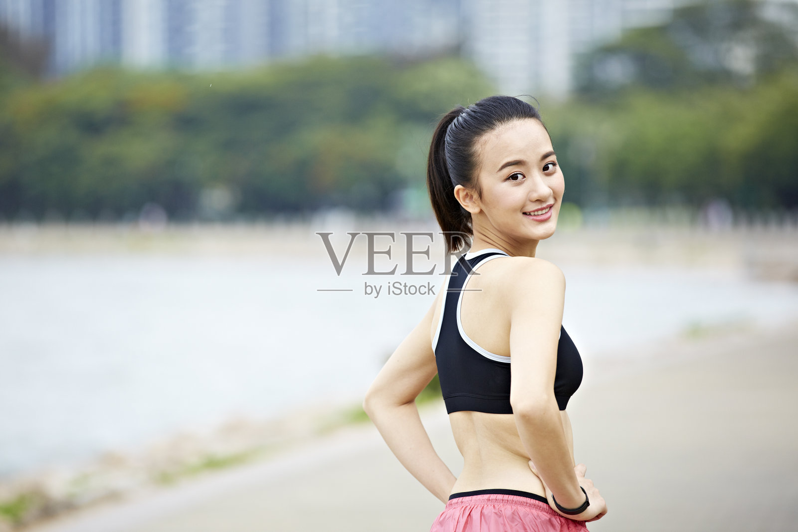 年轻的亚洲女性慢跑者照片摄影图片