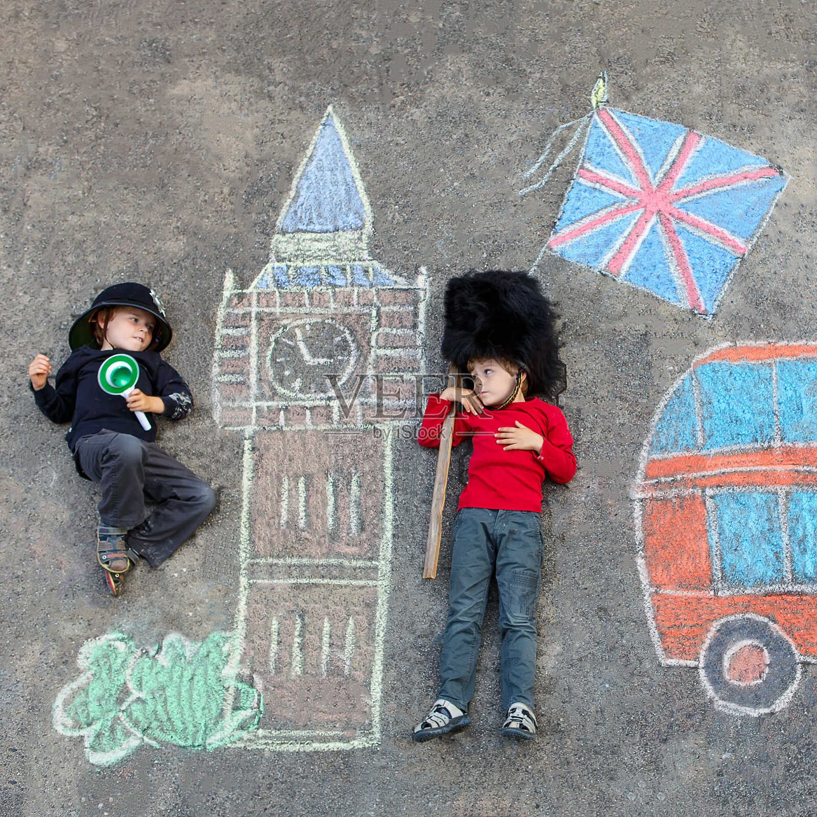 两个小孩在伦敦用粉笔画画照片摄影图片