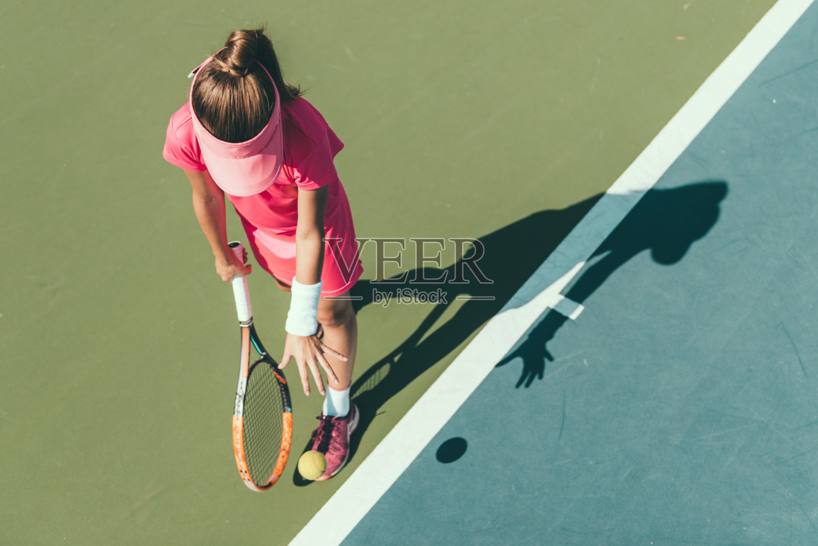 小女孩正在打网球，准备发球照片摄影图片
