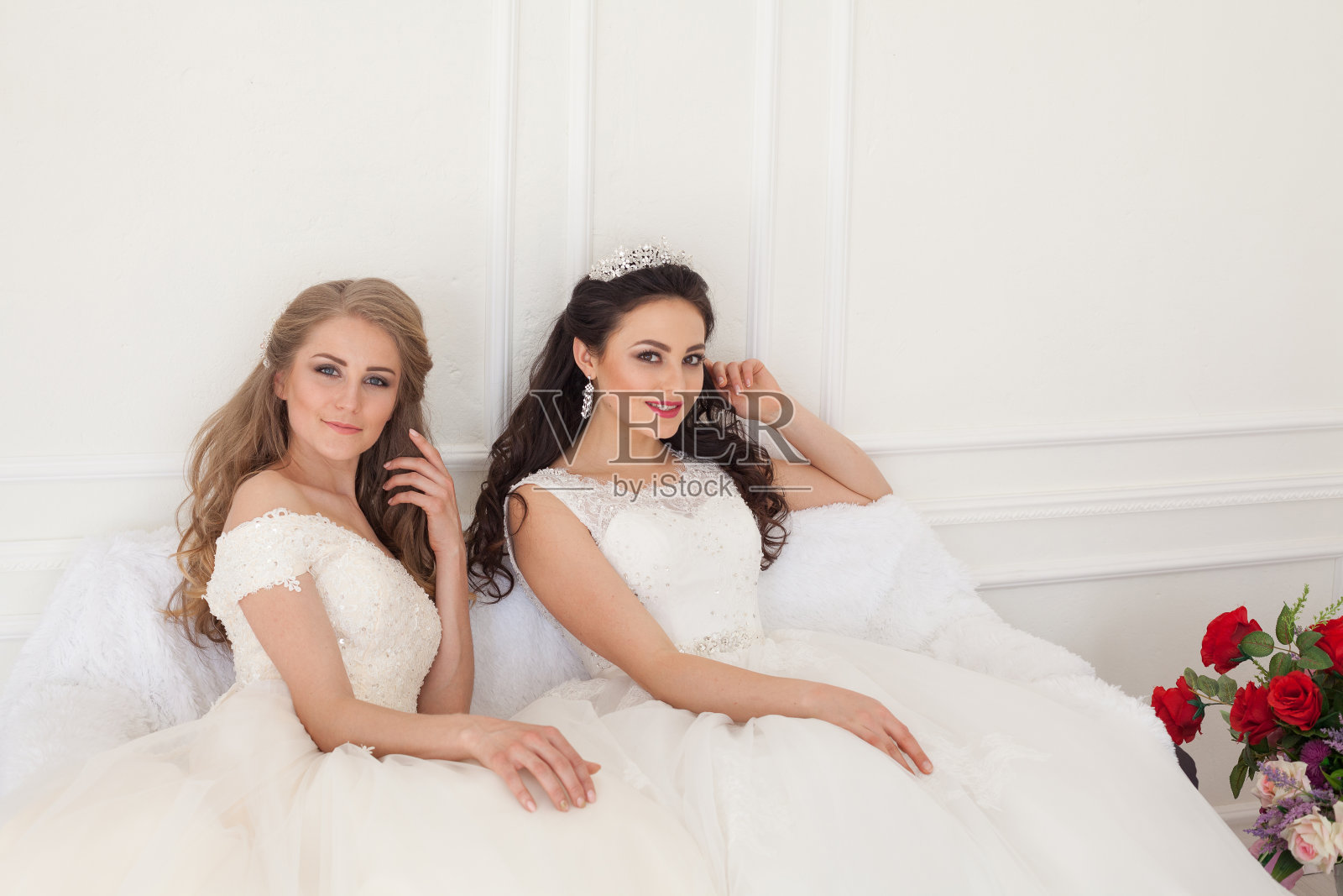 两个穿着婚纱的年轻女人在白厅的肖像照片摄影图片