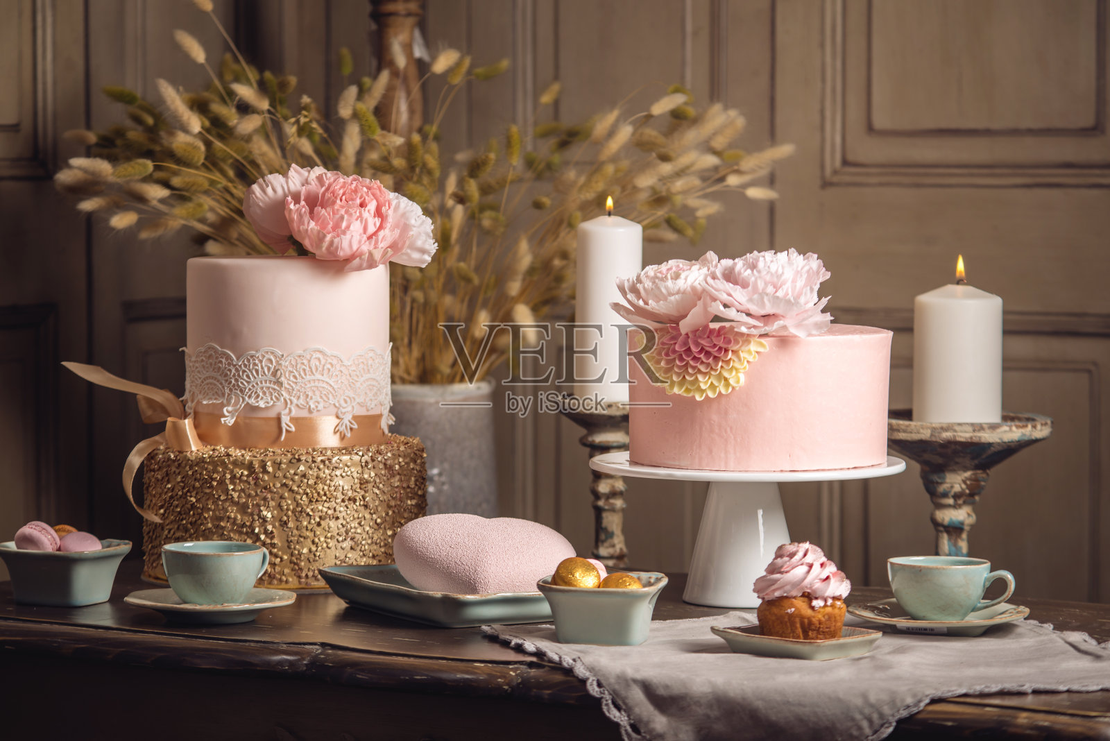 奢华的婚礼桌子与美丽的粉红色蛋糕装饰乳香和玫瑰金在古董古典室内照片摄影图片
