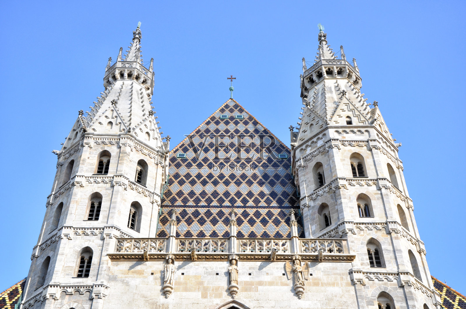 维也纳圣斯蒂芬大教堂的屋顶照片摄影图片