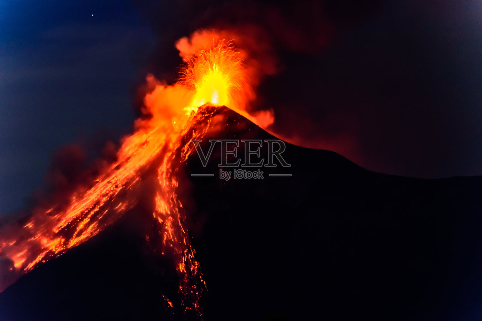 熔岩从危地马拉的富埃戈火山喷出照片摄影图片