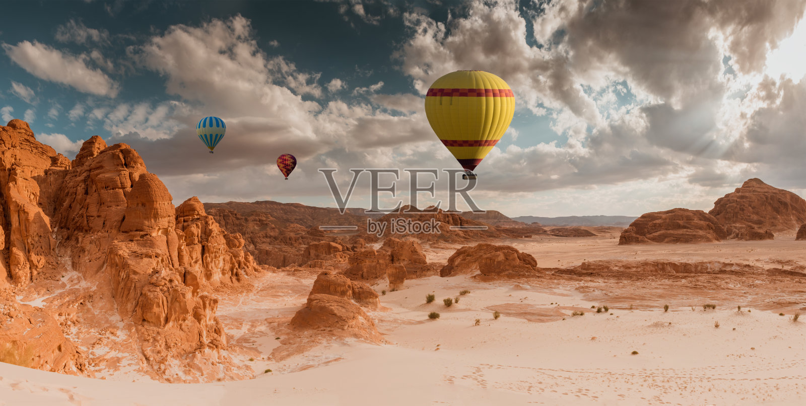 热气球飞越沙漠照片摄影图片