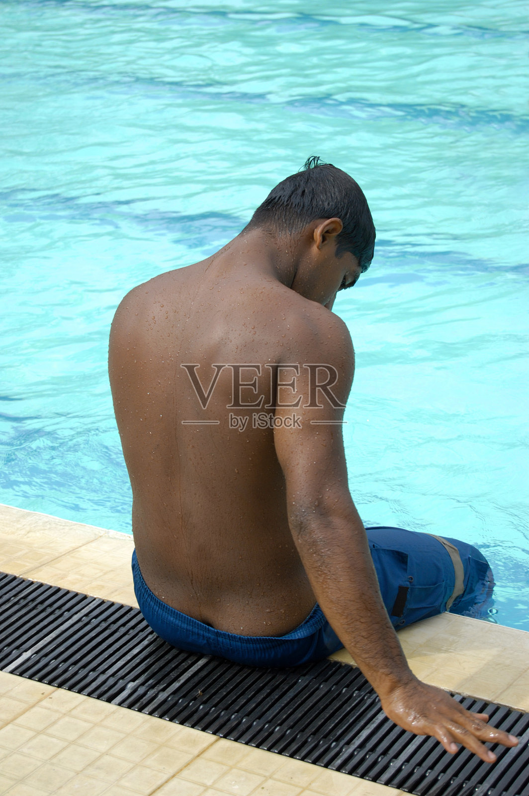 疲惫的游泳运动员照片摄影图片