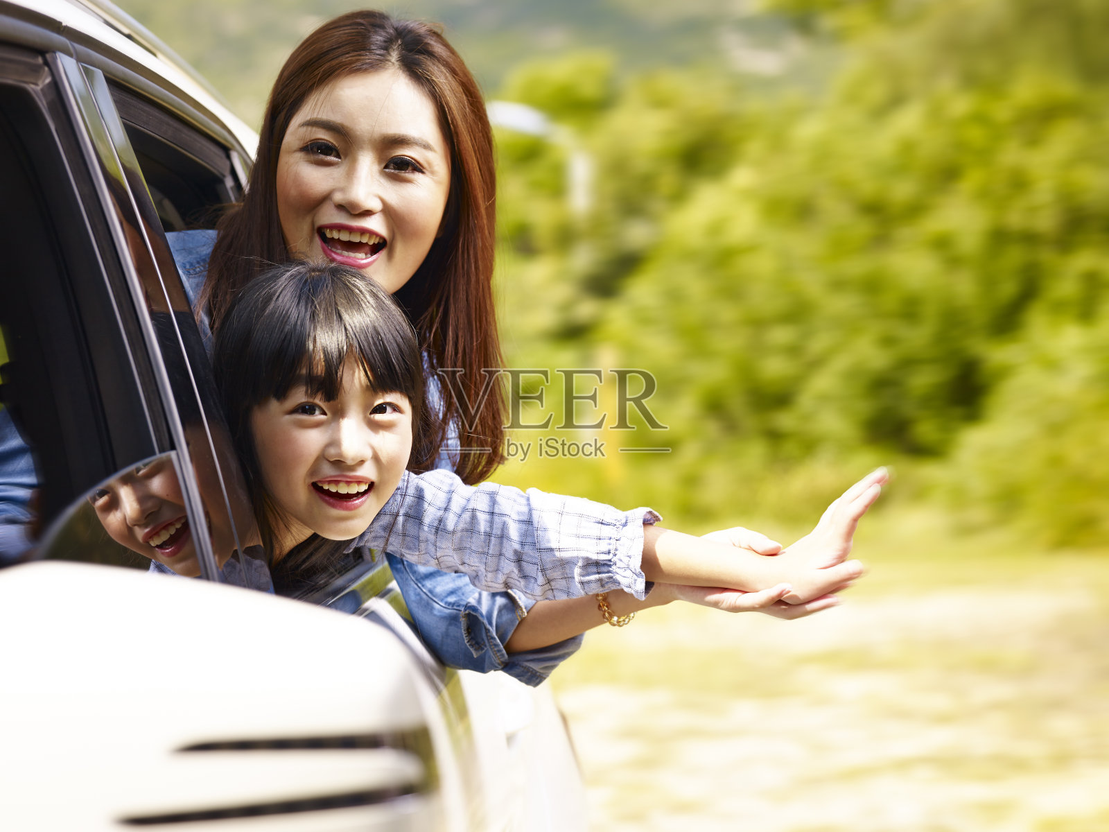 亚洲母女开车旅行照片摄影图片