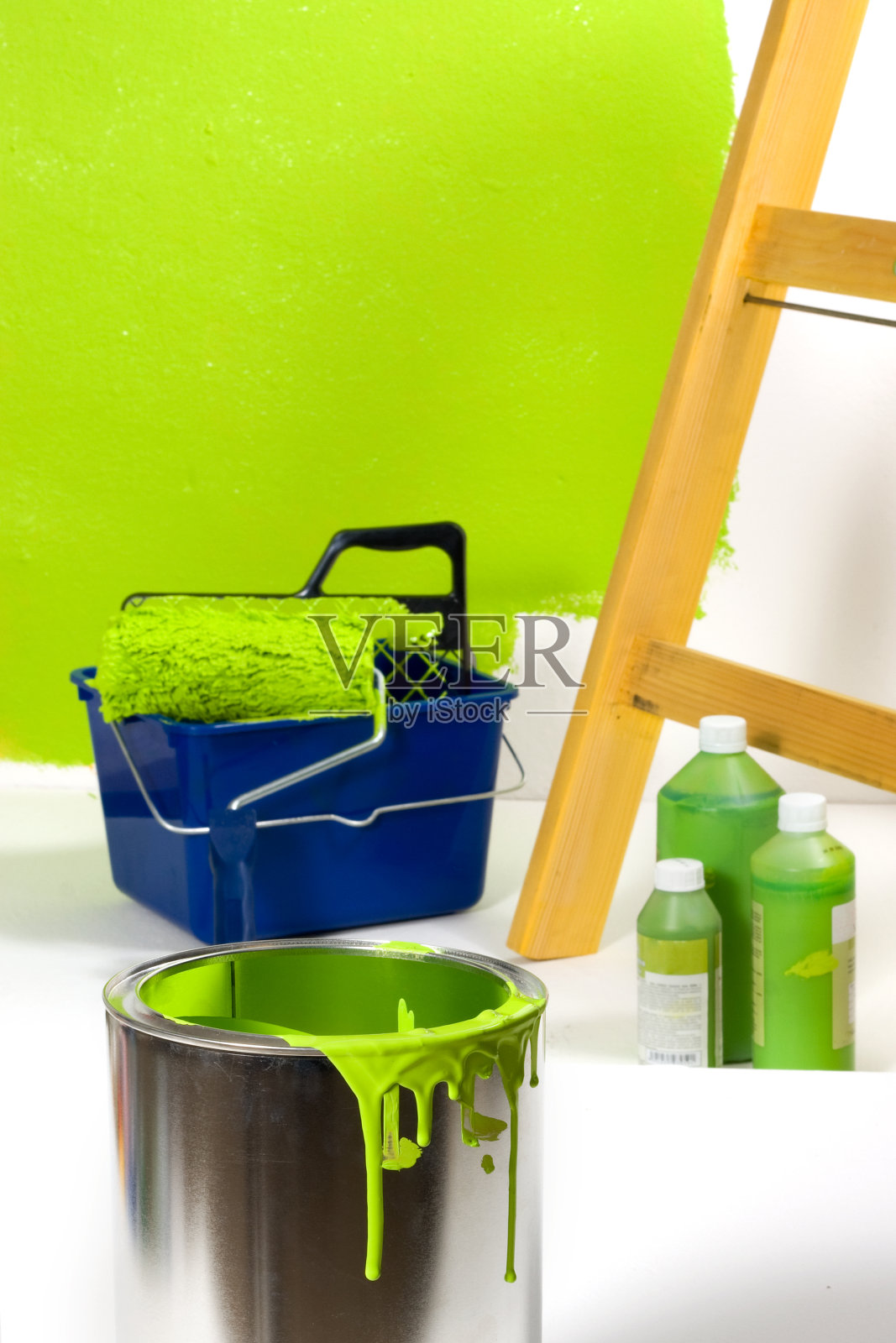 绿色油漆用梯子，滚筒刷，桶，颜料照片摄影图片