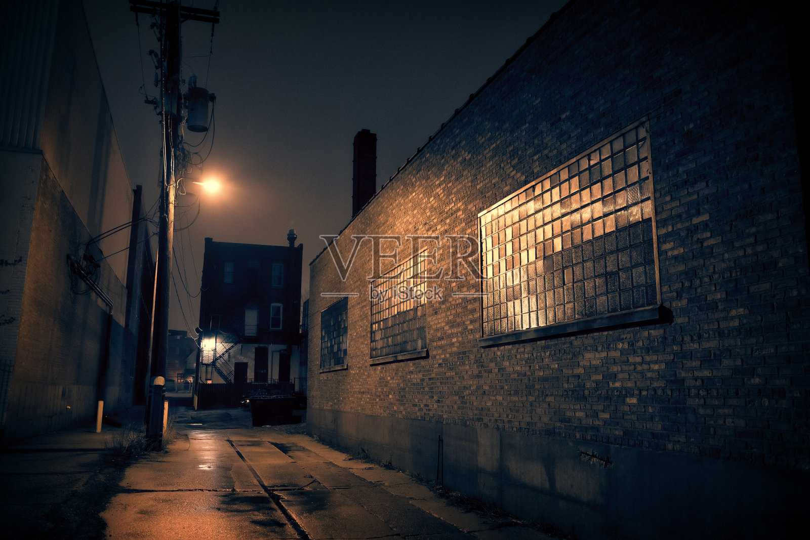 夜晚的黑暗城市小巷照片摄影图片